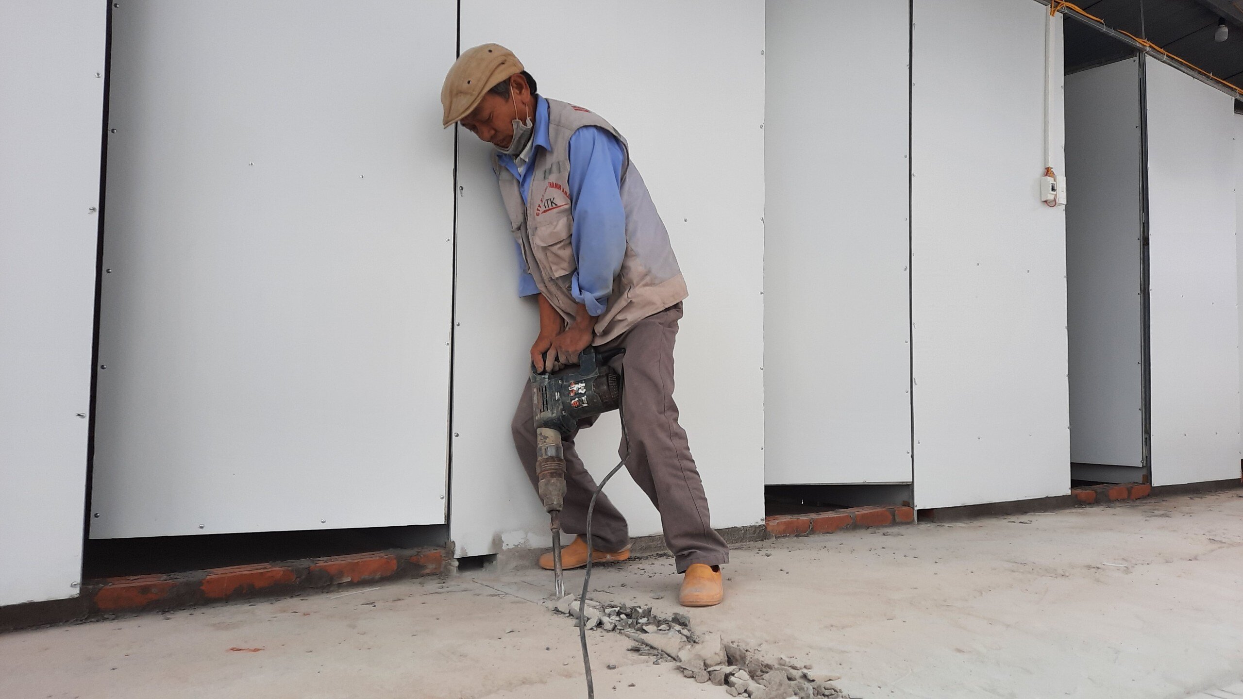 Khu vực nh&agrave; vệ sinh d&agrave;nh cho bệnh nh&acirc;n F0 đang được c&ocirc;ng nh&acirc;n gấp r&uacute;t ho&agrave;n thiện c&aacute;c trang thiết bị cuối c&ugrave;ng.