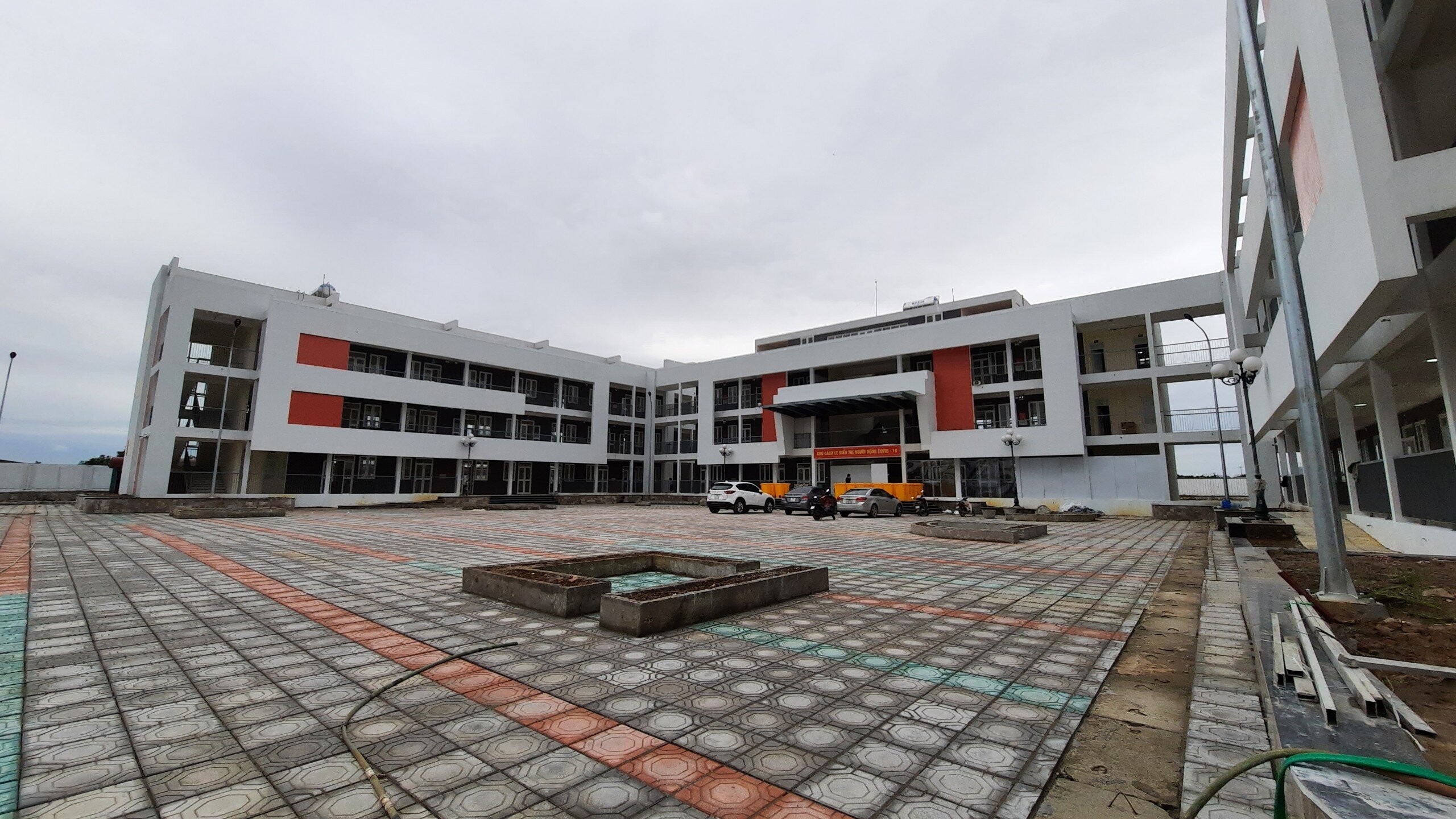 Cơ sở vật vất tại đ&acirc;y rất khang trang v&agrave; mới, v&igrave; trường THCS Tiền Y&ecirc;n vừa mới được x&acirc;y dựng, chưa kịp đ&oacute;n học sinh v&agrave;o học th&igrave; dịch Covid-19 b&ugrave;ng ph&aacute;t n&ecirc;n huyện Ho&agrave;i Đức đ&atilde; tận dụng nơi n&agrave;y l&agrave;m điểm thu dung F0.