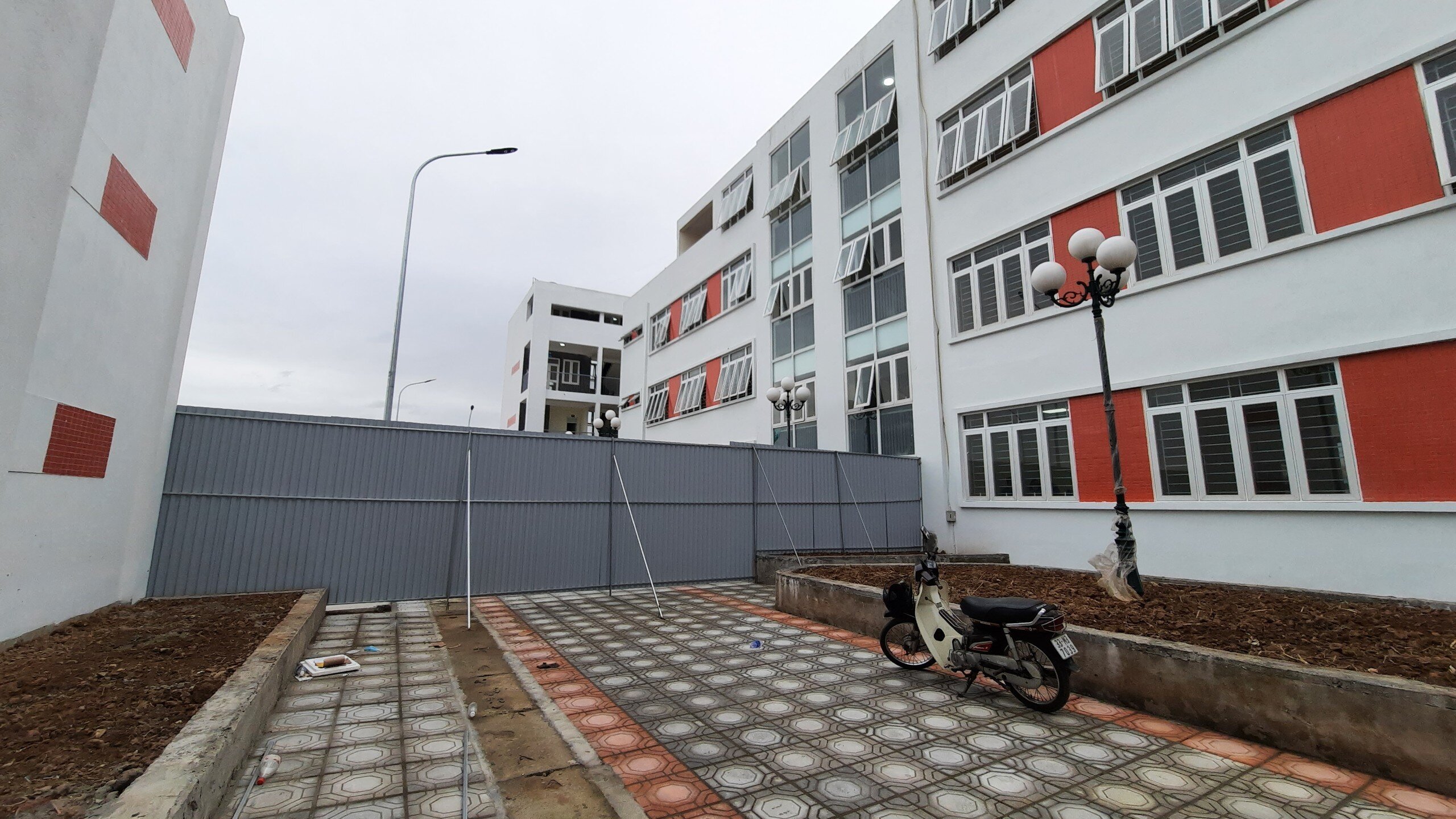 Giữa c&aacute;c khu vực n&agrave;y được ngăn c&aacute;ch bởi c&aacute;c v&aacute;ch t&ocirc;n nhằm tr&aacute;nh sự tiếp x&uacute;c dẫn đến l&acirc;y lan dịch bệnh.