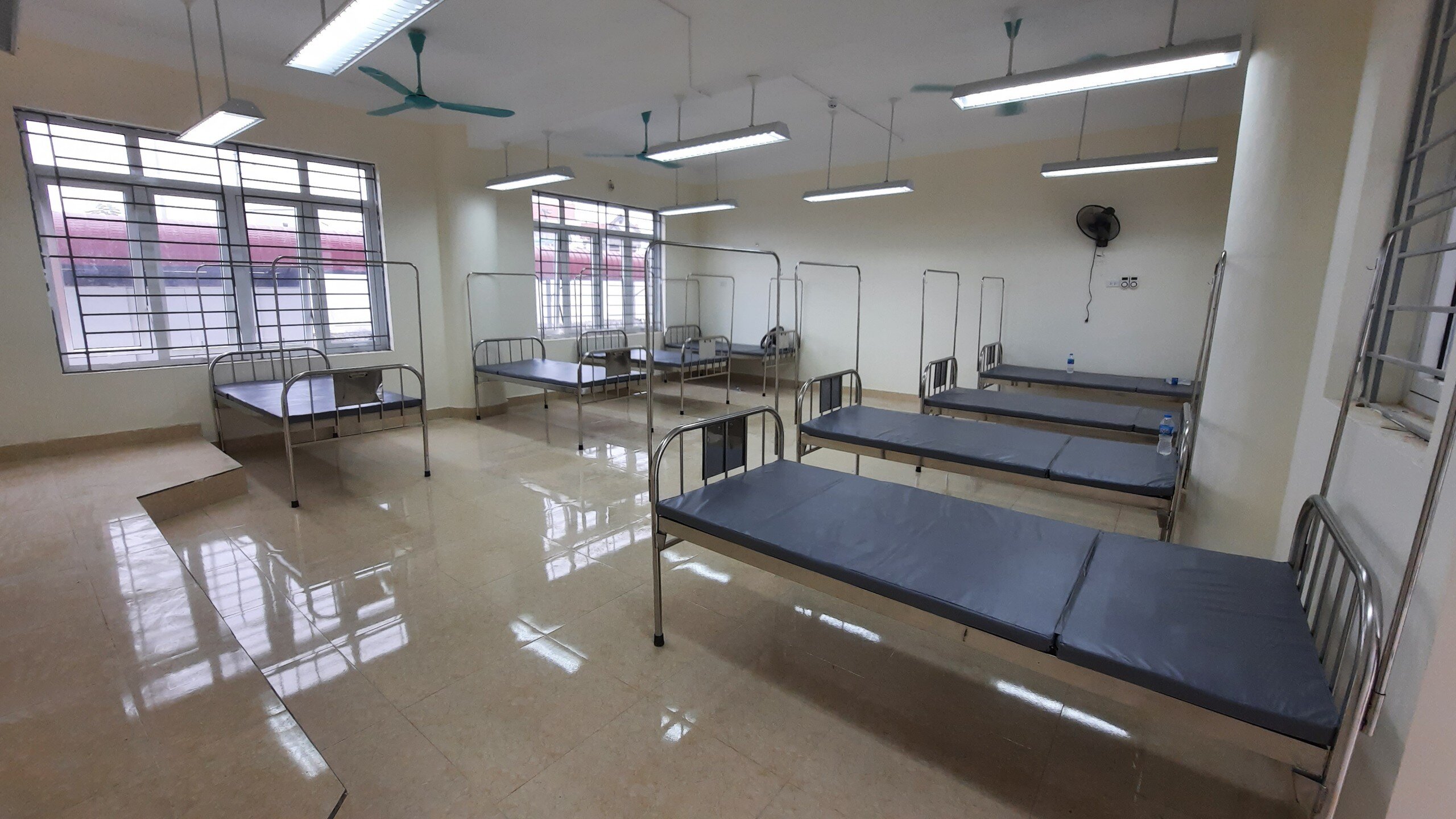 B&agrave; Nguyễn Thị Thanh, Trưởng ph&ograve;ng Y tế huyện Ho&agrave;i Đức cho biết, Trạm y tế lưu động số 1 tại trường THCS x&atilde; Tiền Y&ecirc;n dự kiến c&oacute; sức thu dung tối đa khoảng 300 bệnh nh&acirc;n F0 Covid-19.