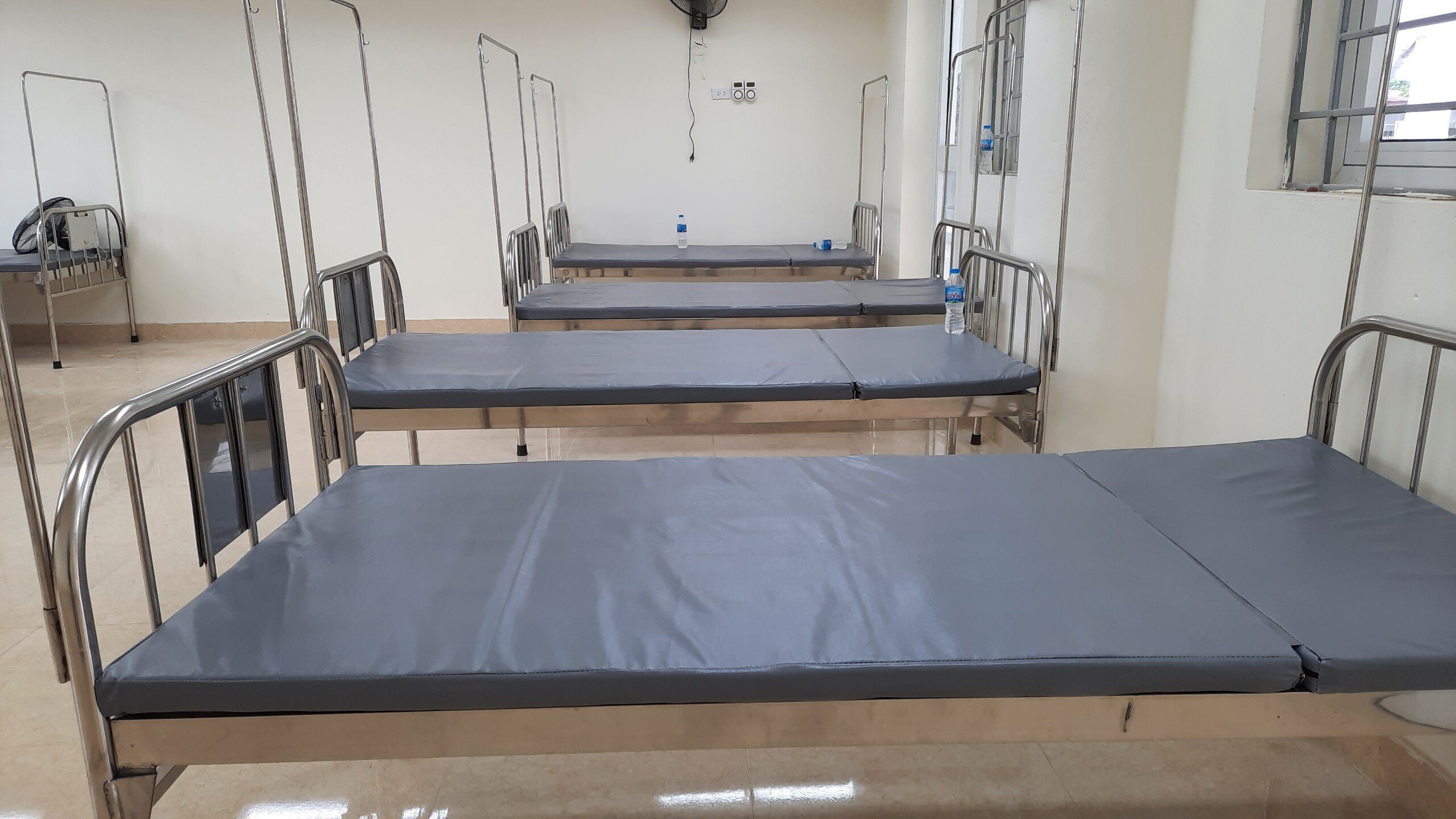 B&agrave; Thanh cũng cho biết, Tram y tế lưu động n&agrave;y c&oacute; nhiệm vụ thu dung, kh&aacute;m, điều trị cho F0 nhẹ, kh&ocirc;ng triệu chứng tại huyện Ho&agrave;i Đức. Đồng thời ph&aacute;t hiện sớm, xử tr&iacute; cấp cứu, kịp thời chuyển viện khi người bệnh tiến triển ở mức độ vừa v&agrave; nặng.