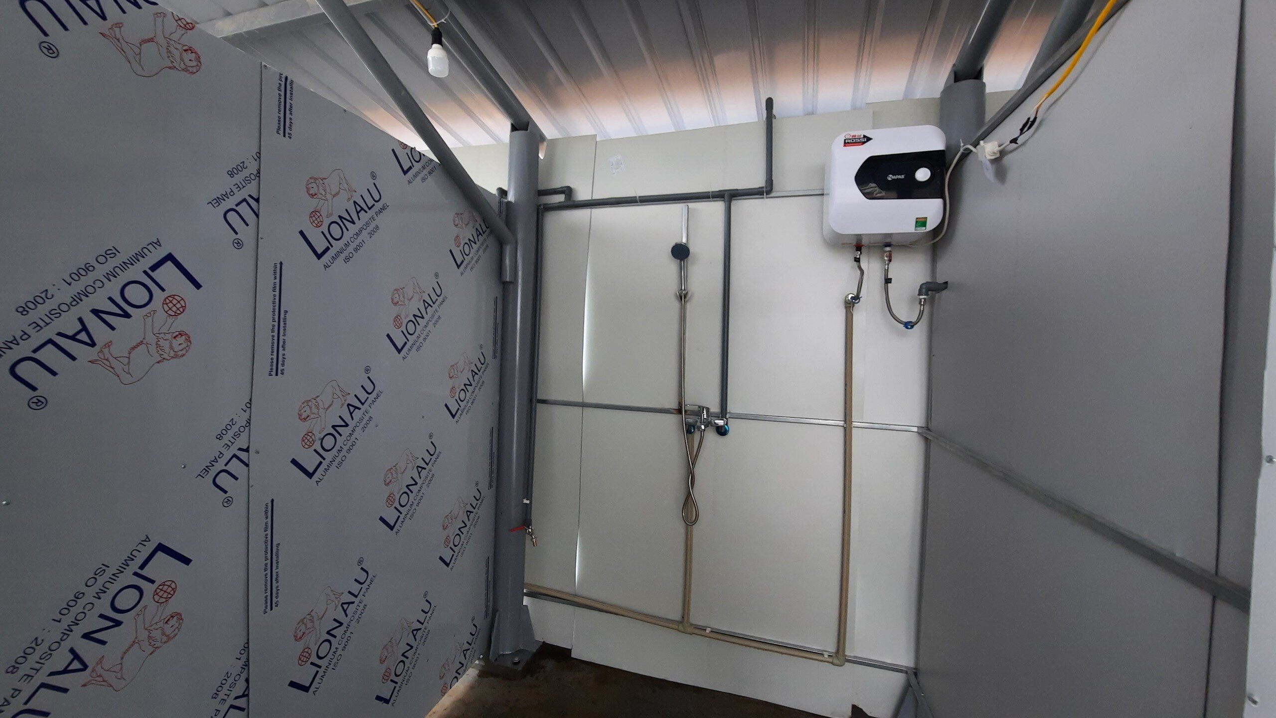 B&igrave;nh nước n&oacute;ng cũng được trang bị tại ph&ograve;ng tắm của c&aacute;c bệnh nh&acirc;n.