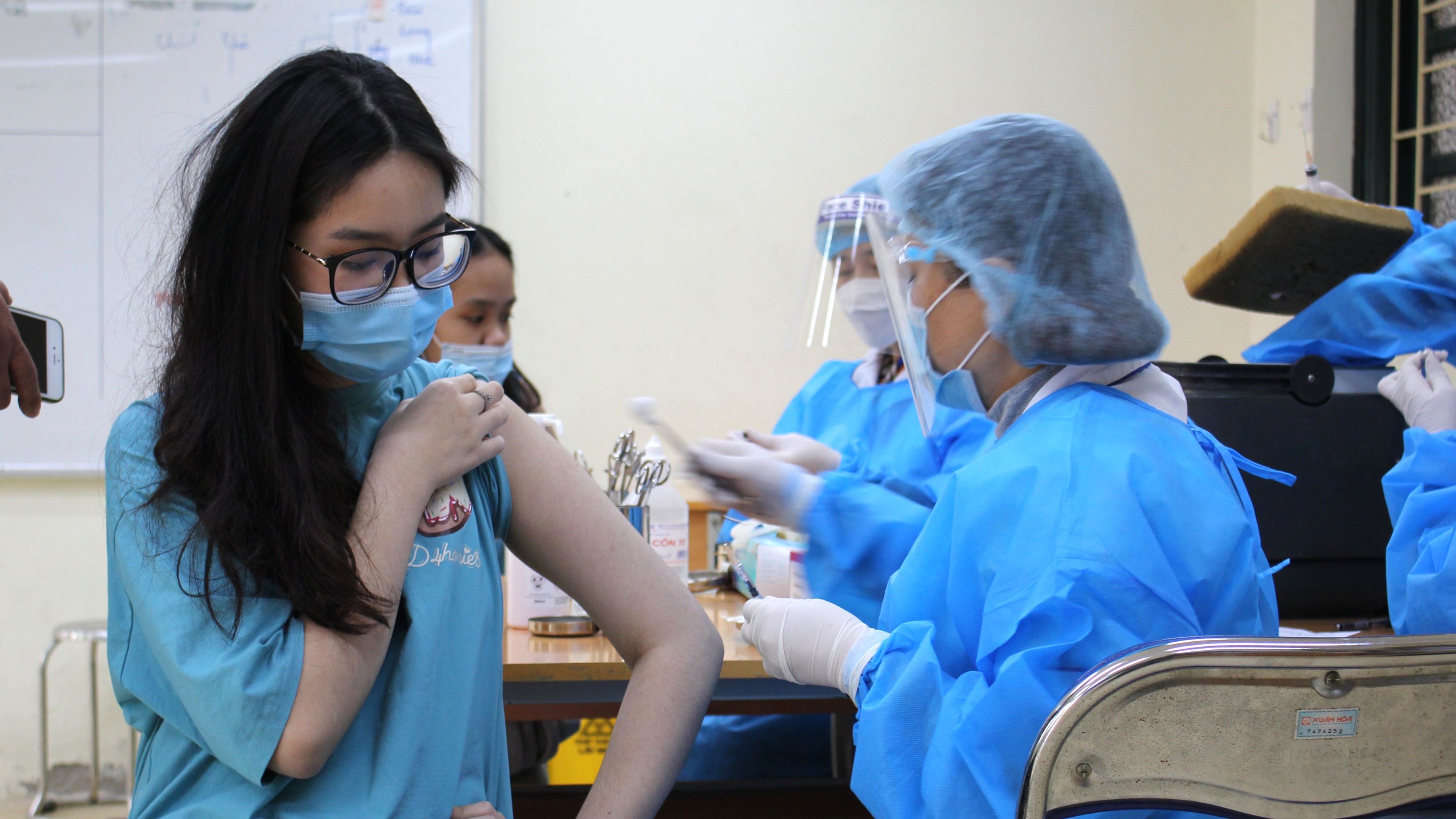 S&aacute;ng nay (23/11), H&agrave; Nội bắt đầu ti&ecirc;m vaccine ngừa Covid-19 cho trẻ em từ 15-17 tuổi đang học tập, sinh sống tr&ecirc;n địa b&agrave;n.