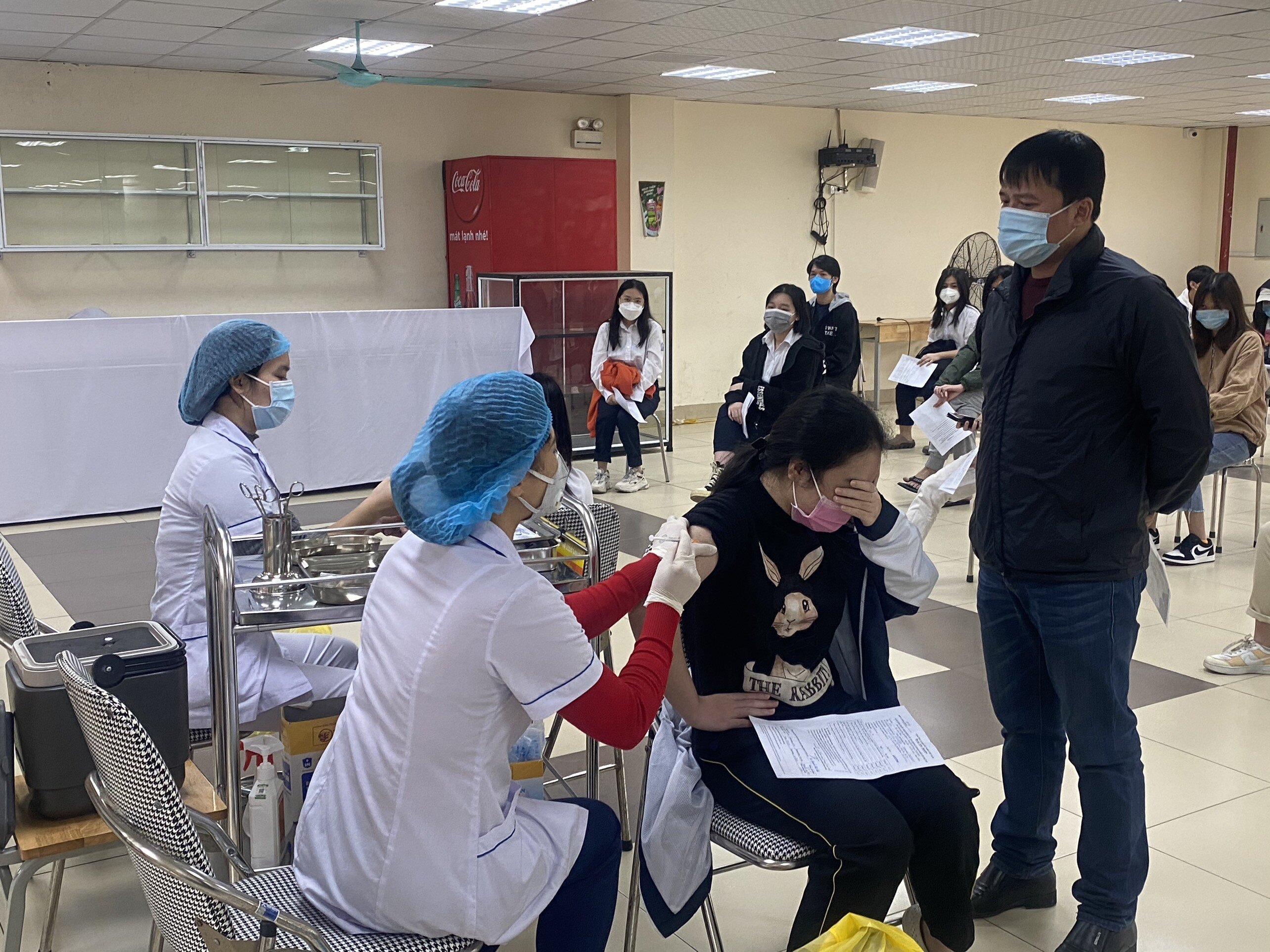 &Ocirc;ng Vũ Cao Cương &ndash; Ph&oacute; Gi&aacute;m đốc Sở Y tế H&agrave; Nội cho biết, khi tổ chức tiếm vaccine Covid-19 cho trẻ th&igrave; tất cả c&aacute;c trang thiết bị y tế được bố tr&iacute; theo quy định để đảm bảo ti&ecirc;m chủng được diễn ra an to&agrave;n nhất.