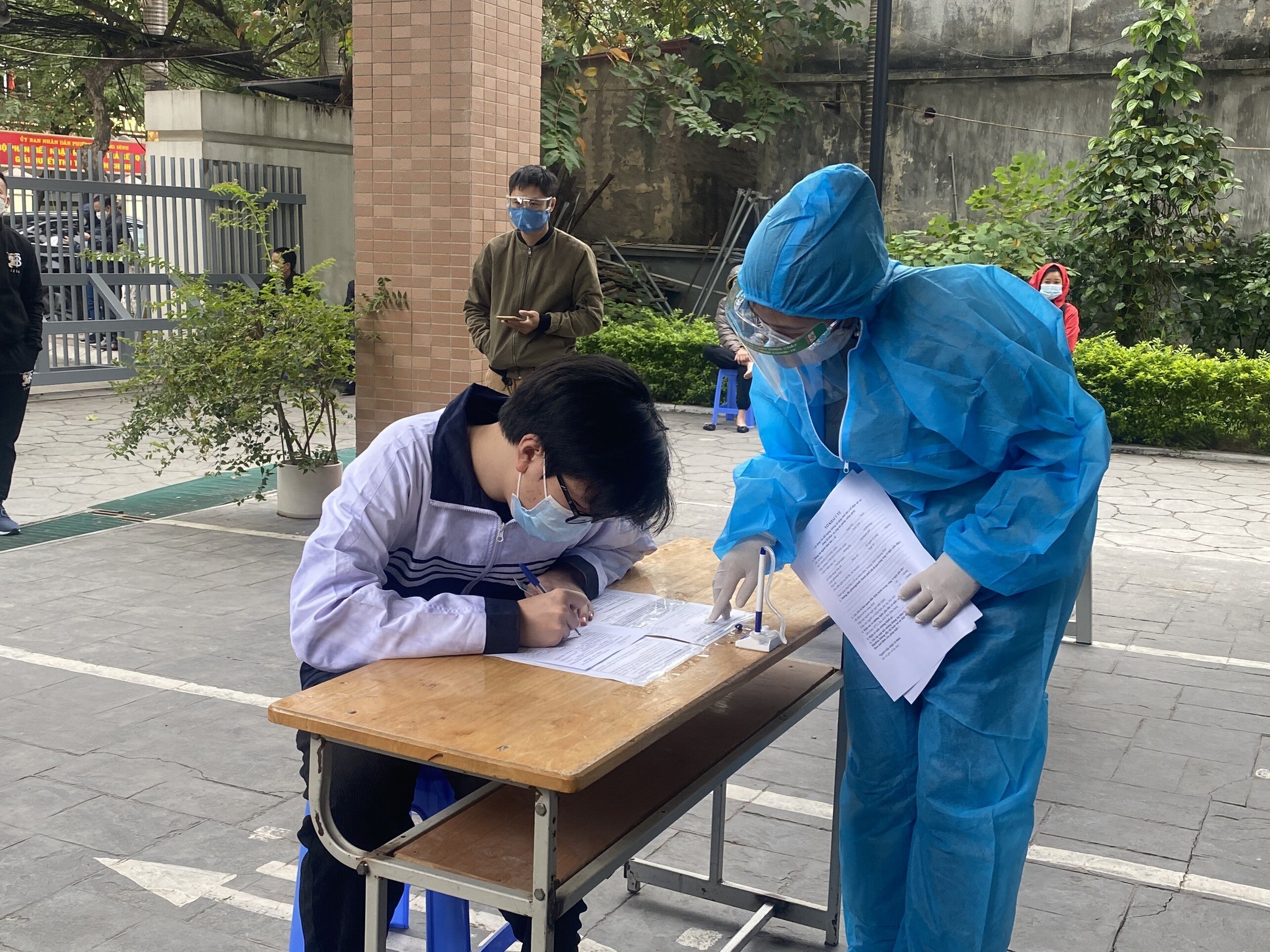 "Sở Y tế giao cho Trung t&acirc;m Y tế quận, huyện phối hợp với Ph&ograve;ng Gi&aacute;o dục, đặc biệt l&agrave; nh&agrave; trường để tổ chức d&acirc;y chuyền ti&ecirc;m đảm bảo an to&agrave;n ph&ograve;ng chống dịch, đảm bảo hiệu quả của ti&ecirc;m chủng", &ocirc;ng Cương n&oacute;i.