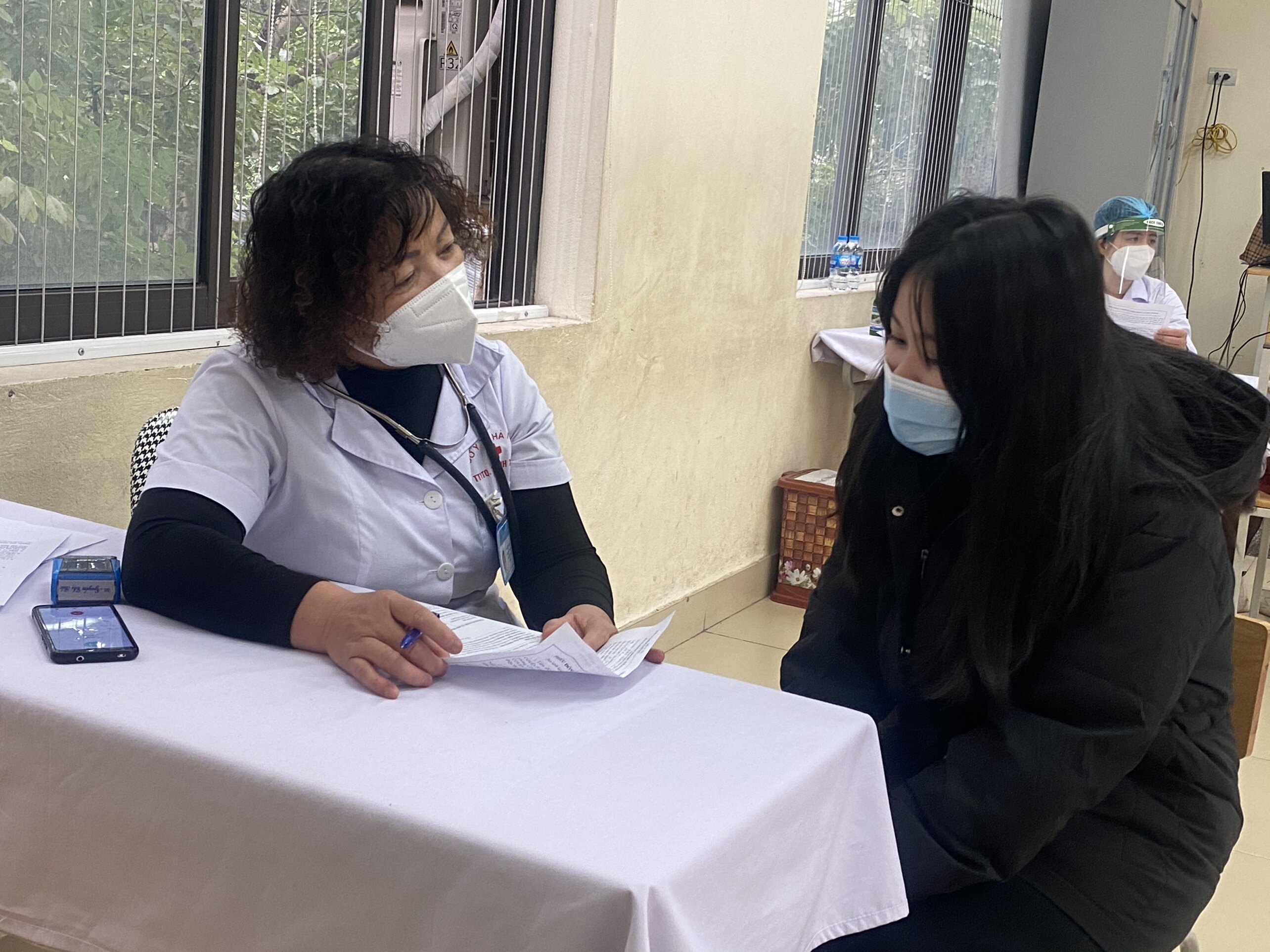 Ph&oacute; Gi&aacute;m đốc Sở Y tế cũng cho biết, c&aacute;c nh&acirc;n vi&ecirc;n y tế tại c&aacute;c điểm ti&ecirc;m vaccine sẽ c&oacute; những tư vấn cho c&aacute;c bậc phụ huynh theo d&otilde;i sức khỏe của c&aacute;c ch&aacute;u ở nh&agrave; sau khi ti&ecirc;m vaccine. Đặc biệt l&agrave; trong 7 ng&agrave;y đầu sau khi ti&ecirc;m.