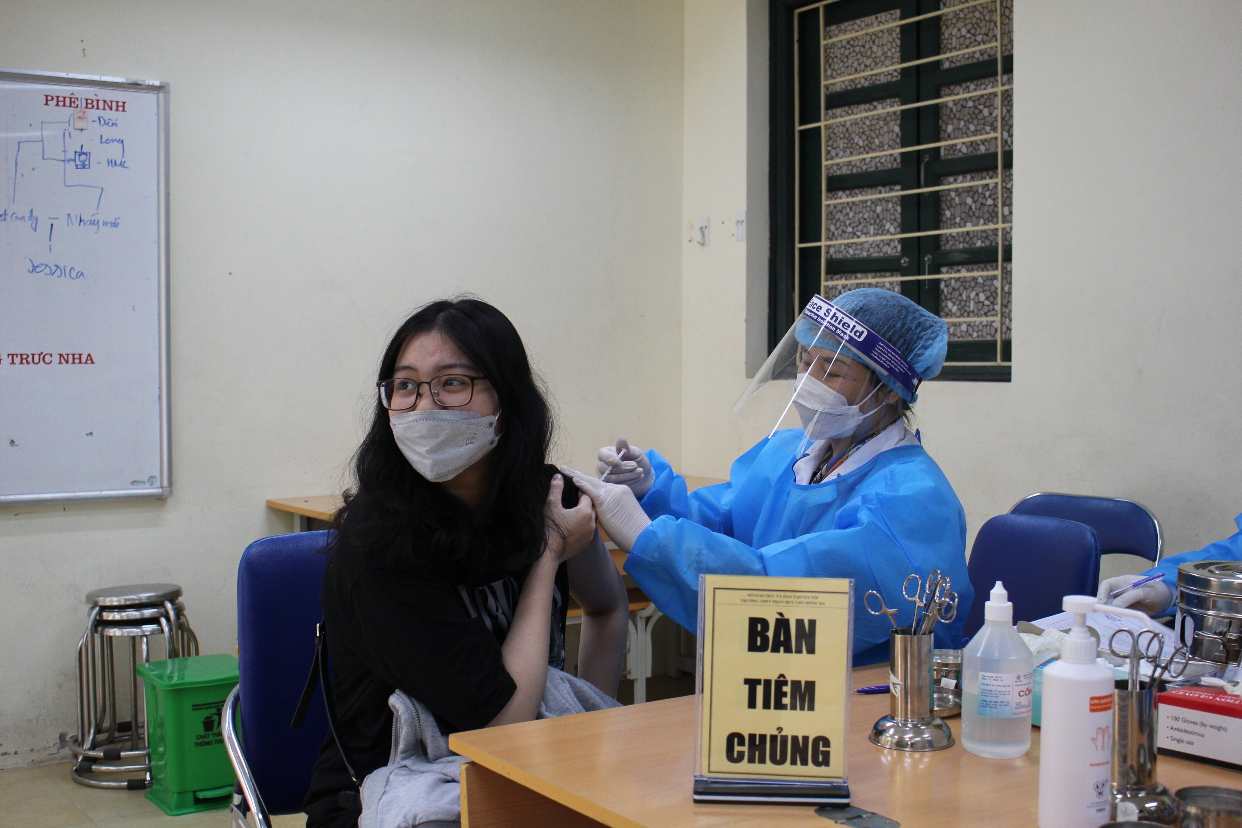 C&oacute; mặt tại điểm trường Phan Huy Ch&uacute; (quận Đống Đa), PV B&aacute;o Giao th&ocirc;ng ghi nhận qu&aacute; tr&igrave;nh ti&ecirc;m chủng cho c&aacute;c em học sinh ở đ&acirc;y diễn ra khẩn trương v&agrave; đảm bảo c&aacute;c quy định ph&ograve;ng chống dịch.