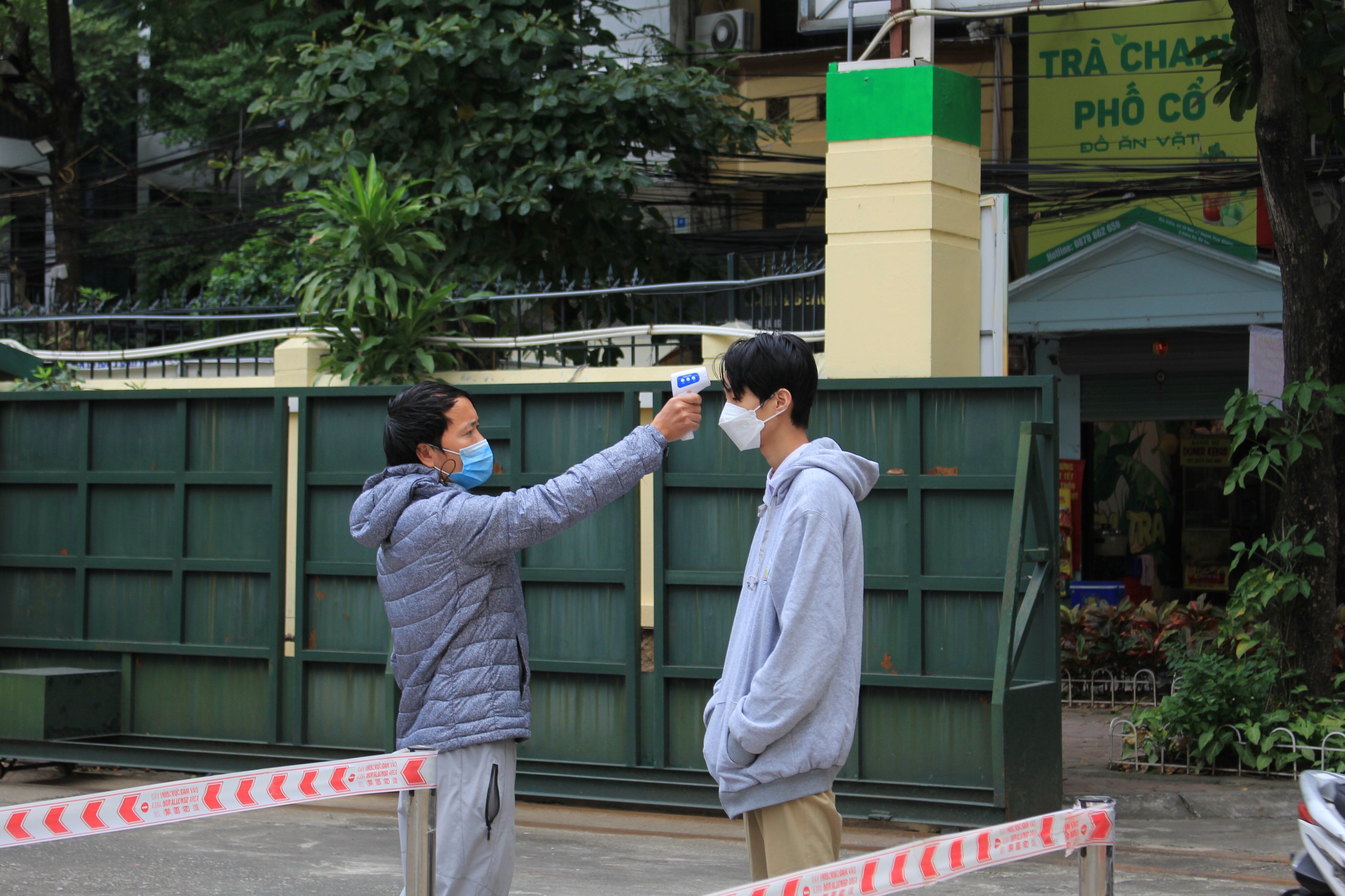 Trước khi v&agrave;o trường c&aacute;c em học sinh được đo th&acirc;n nhiệt v&agrave; y&ecirc;u cầu s&aacute;t khuẩn tay v&agrave; đeo khẩu trang đầy đủ.