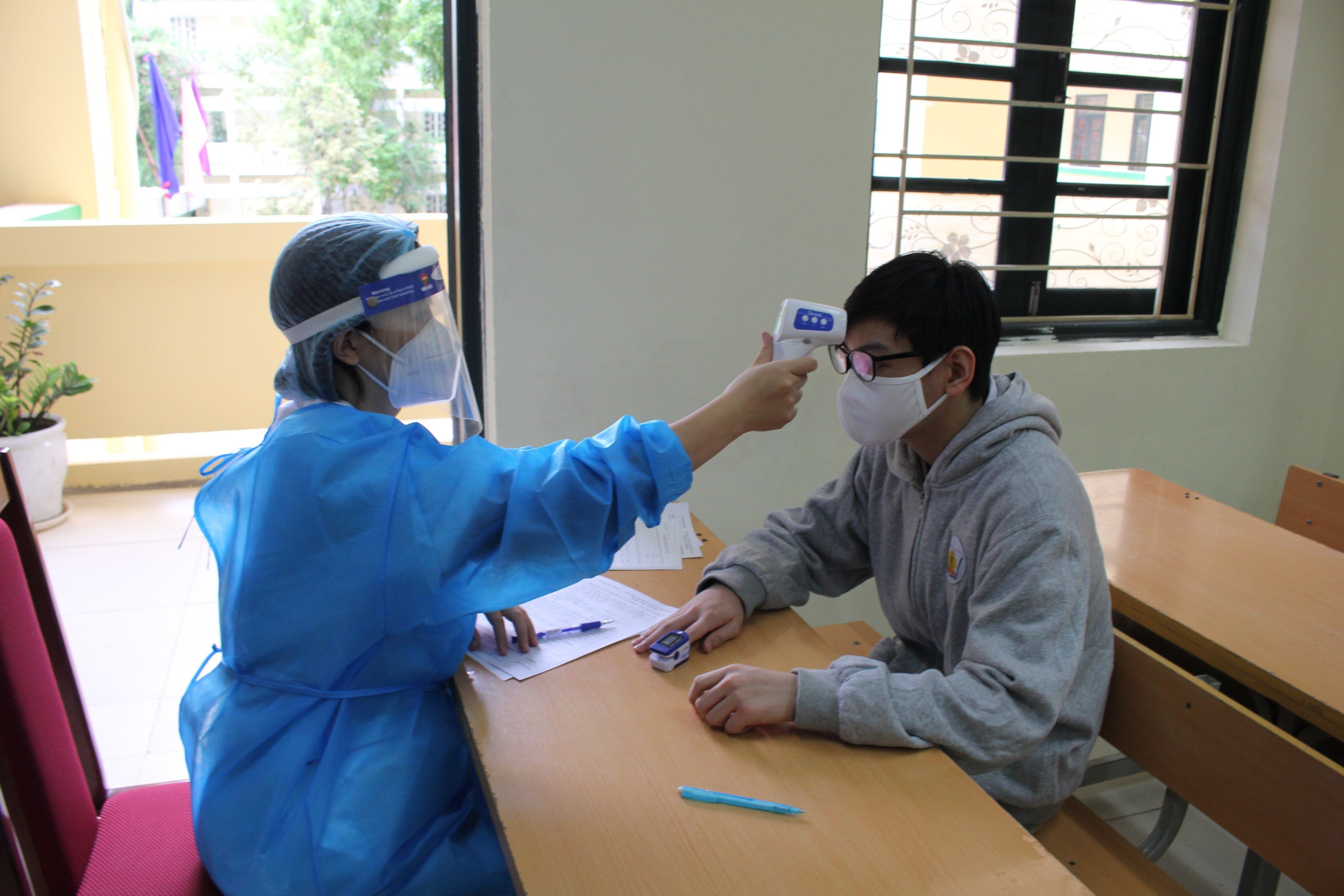 Tiếp đến học sinh được kh&aacute;m s&agrave;ng lọc, đủ điều kiện về sức khỏe th&igrave; mới được ti&ecirc;m vaccine Covid-19