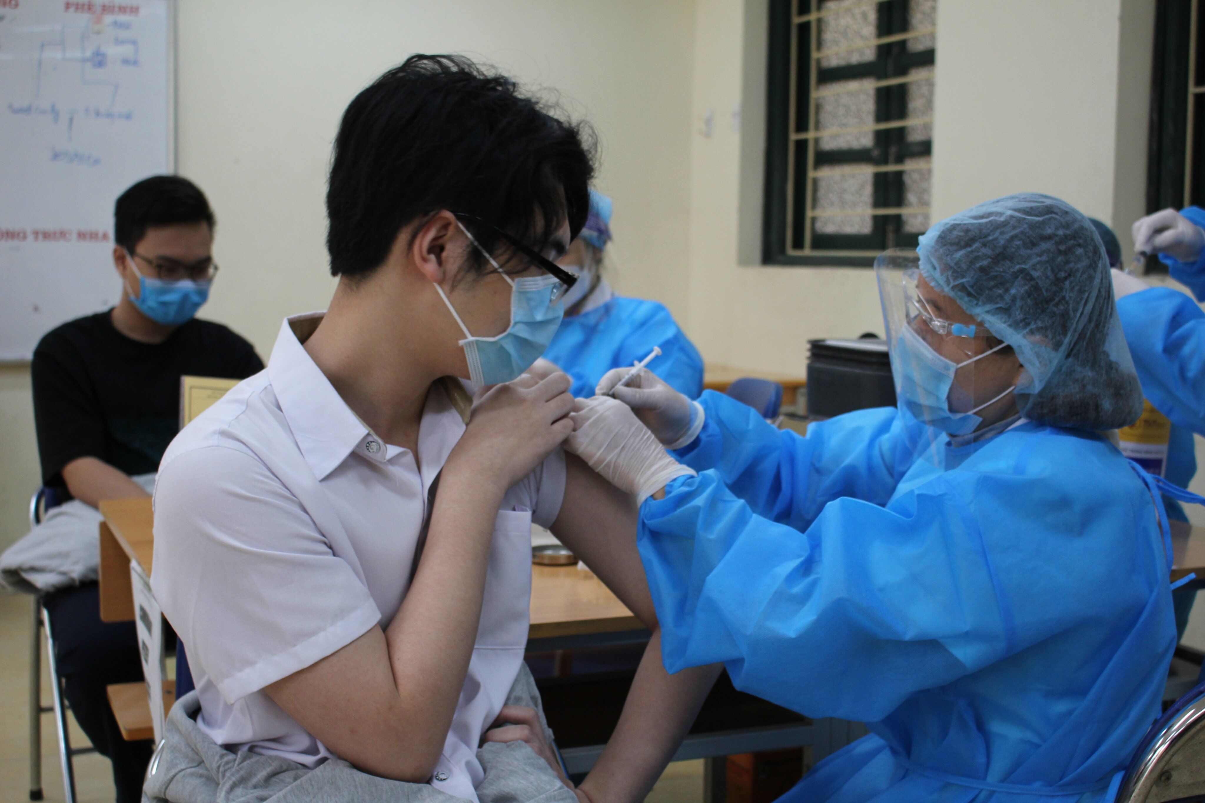 Sau đ&oacute; qu&aacute; tr&igrave;nh ti&ecirc;m được diễn ra nhanh ch&oacute;ng đảm bảo an to&agrave;n. Được biết, vaccine ti&ecirc;m cho trẻ từ 15 đến 17 tuổi ở H&agrave; Nội l&agrave; loại Comirnaty của h&atilde;ng Pfizer.