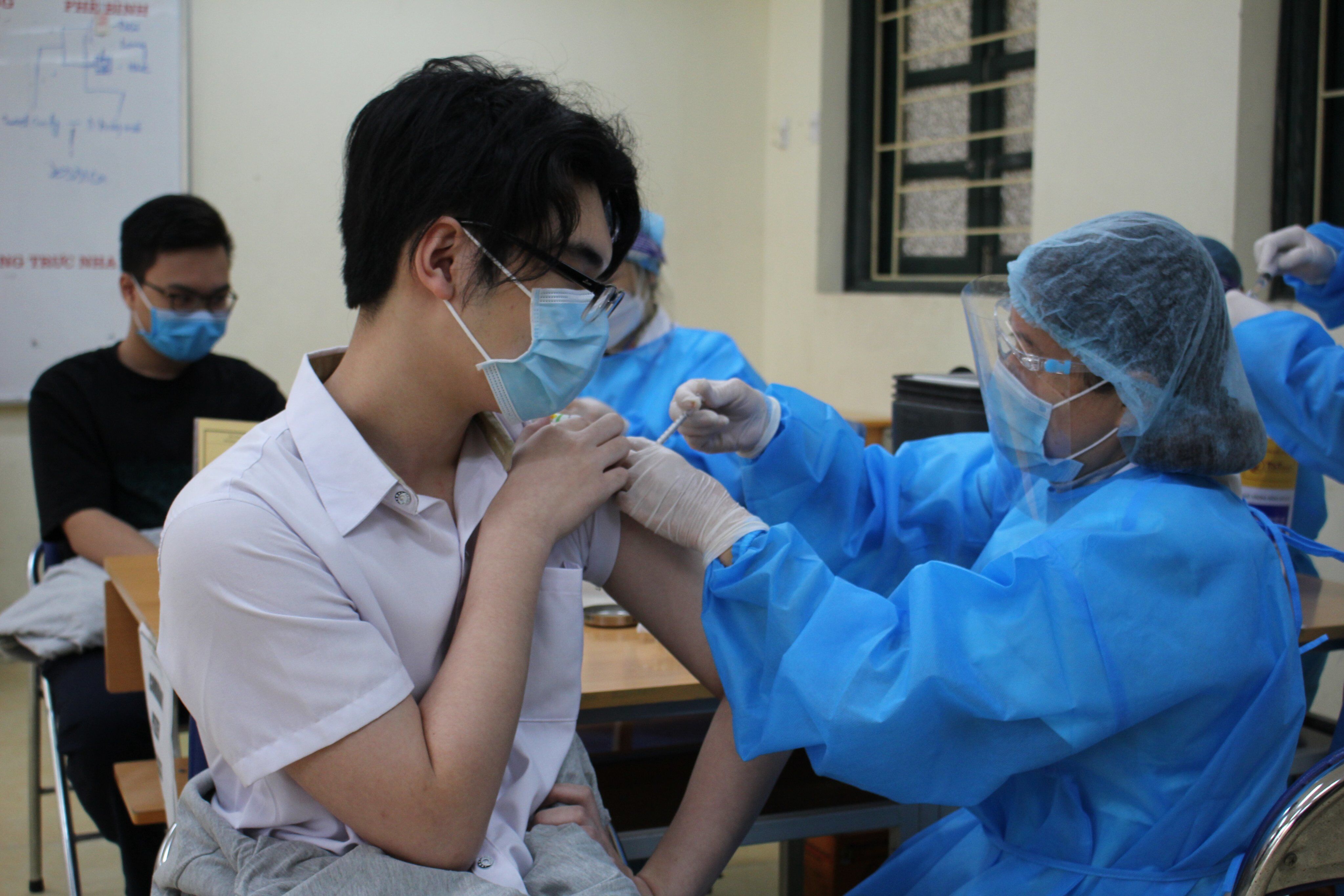 B&agrave; Cao Thanh Nga &ndash; Ph&oacute; Hiệu trưởng trường THPT Phan Huy Ch&uacute; (quận Đống Đa) cho biết, theo kế hoạch, nh&agrave; trường sẽ tổ chức cho gần 900 học sinh ti&ecirc;m vaccine Covid-19 trong ng&agrave;y 23/11.