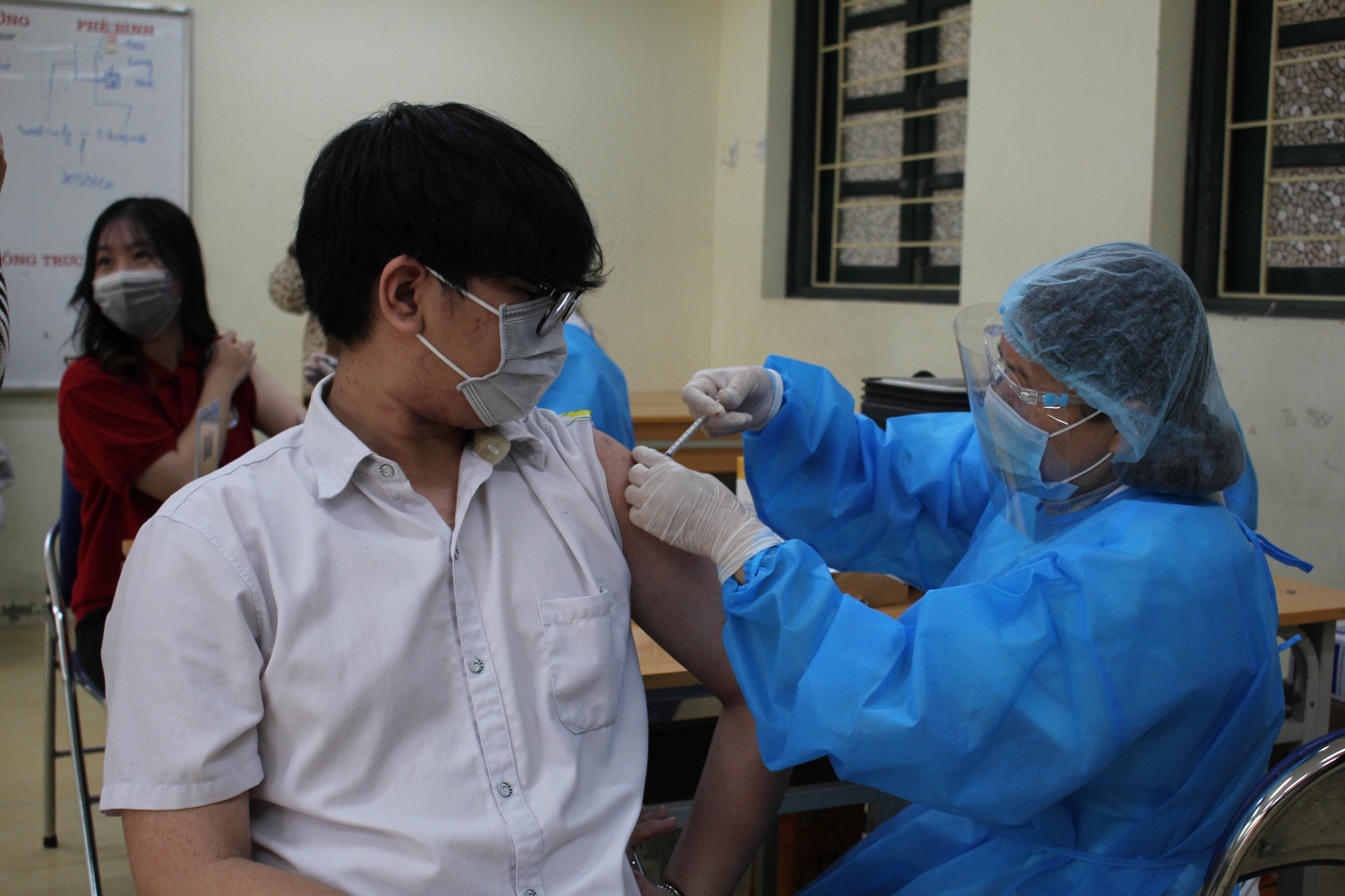 "Buổi s&aacute;ng sẽ ti&ecirc;m khoảng 500 học sinh v&agrave; buổi chiều sẽ ti&ecirc;m cho số học sinh c&ograve;n lại", b&agrave; Nga th&ocirc;ng tin.