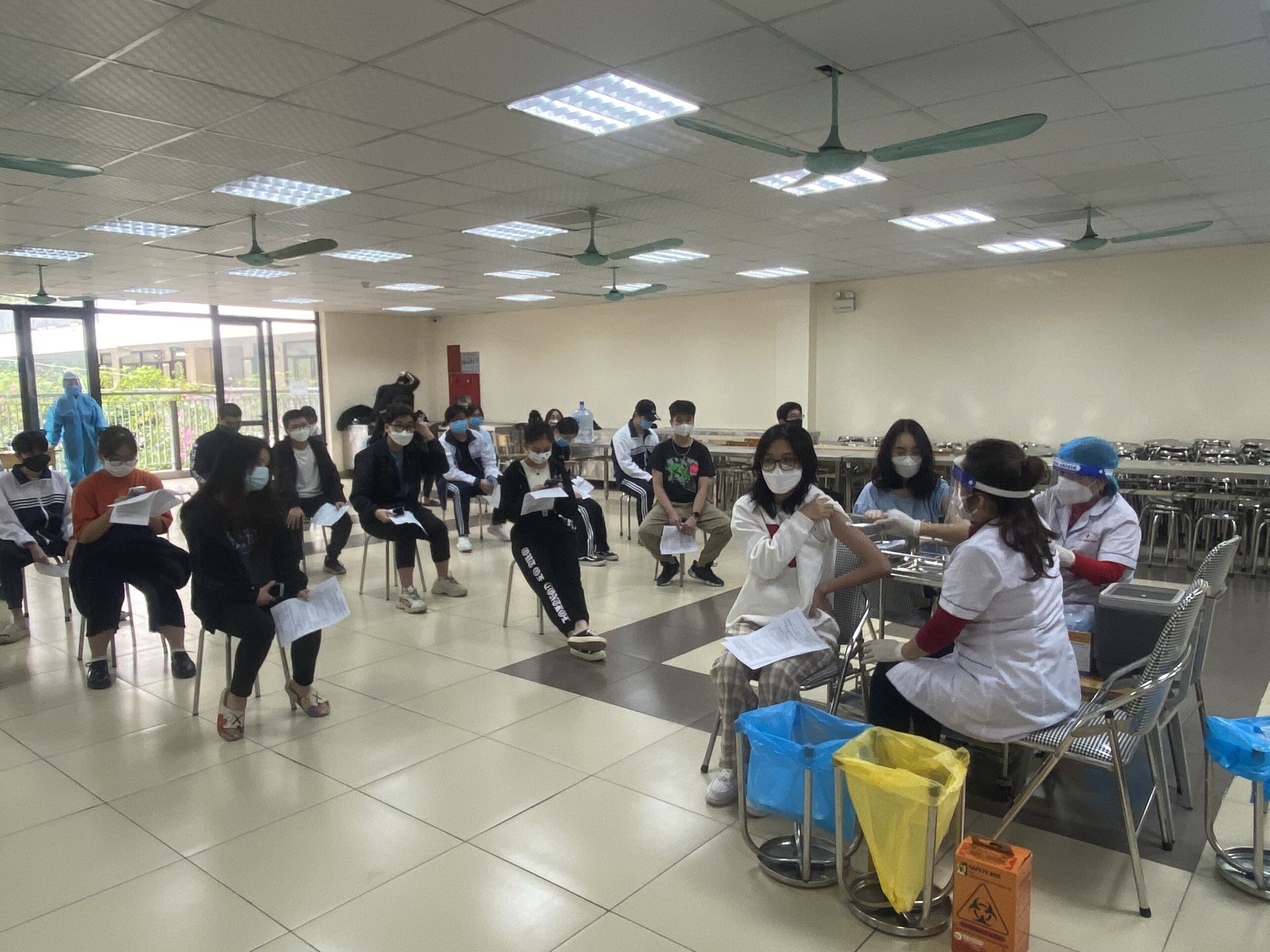 Cũng trong s&aacute;ng nay, Trường THPT Khương Đ&igrave;nh (quận Thanh Xu&acirc;n) cũng tổ chức ti&ecirc;m cho học sinh từ 15 đến 17 tuổi.