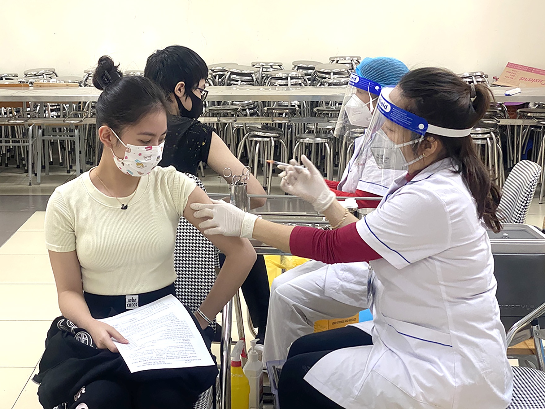 Được biết, Sở Y tế H&agrave; Nội đ&atilde; ph&acirc;n bổ 304.140 liều cho 30 quận, huyện để thực hiện ti&ecirc;m mũi 1 cho trẻ từ 15-17 tuổi đang học tập, sinh sống tr&ecirc;n địa b&agrave;n H&agrave; Nội theo lộ tr&igrave;nh hạ dần độ tuổi (c&oacute; thể sử dụng để ti&ecirc;m trả mũi 2 cho trẻ từ 15 đến 17 tuổi sau khi đ&atilde; hết đối tượng ti&ecirc;m mũi 1 tr&ecirc;n địa b&agrave;n), bảo đảm khoảng c&aacute;ch giữa 2 mũi &iacute;t nhất l&agrave; 3 tuần. Thời gian ho&agrave;n th&agrave;nh đợt ti&ecirc;m chủng n&agrave;y trước ng&agrave;y 25/11.