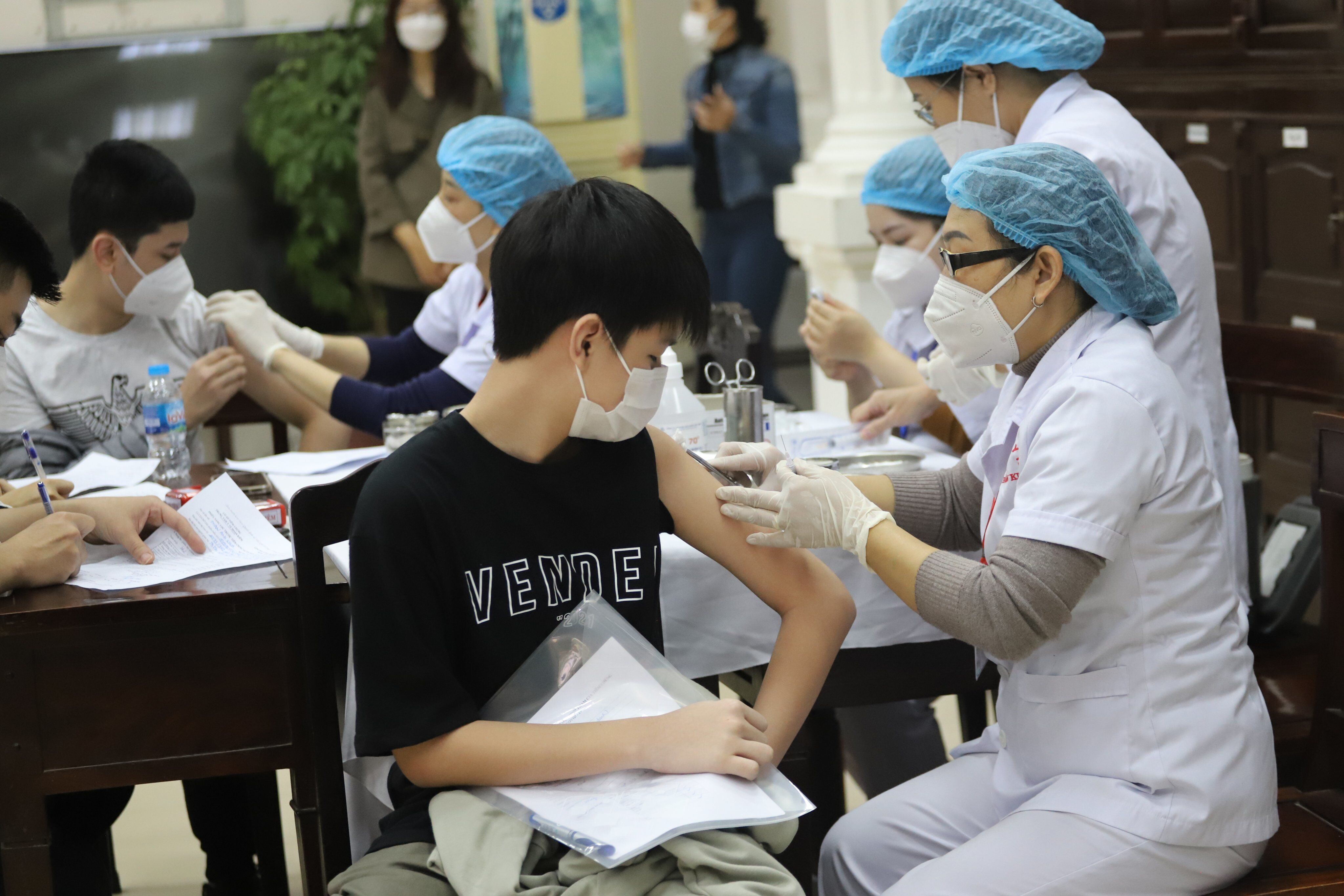 S&aacute;ng nay (27/11), TP H&agrave; Nội bắt đầu triển khai ti&ecirc;m vaccine Covid-19 cho học sinh lớp 9 đang học tập tr&ecirc;n to&agrave;n địa b&agrave;n.