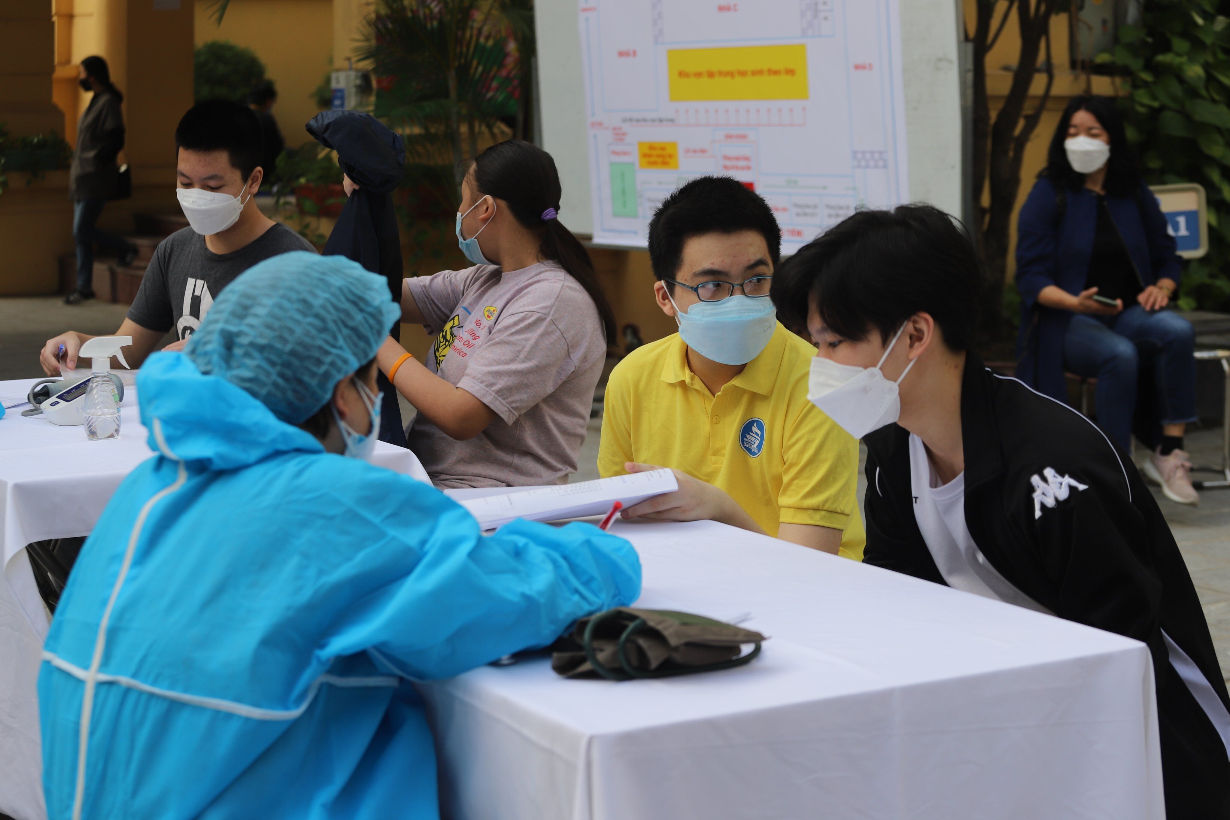 Theo th&ocirc;ng tin từ Sở Y tế H&agrave; Nội, th&agrave;nh phố tiếp tục triển khai ti&ecirc;m cho học sinh lớp 9 v&agrave; giảm dần độ tuổi đến 12 tuổi. Sở Y tế H&agrave; Nội cũng đ&atilde; ph&acirc;n bổ 137.724 liều vaccine Pfizer cho 30 quận, huyện, thị x&atilde; để thực hiện ti&ecirc;m mũi một cho trẻ em 14 tuổi (tương đương khối lớp 9) đang học tập, sinh sống tr&ecirc;n địa b&agrave;n TP H&agrave; Nội.