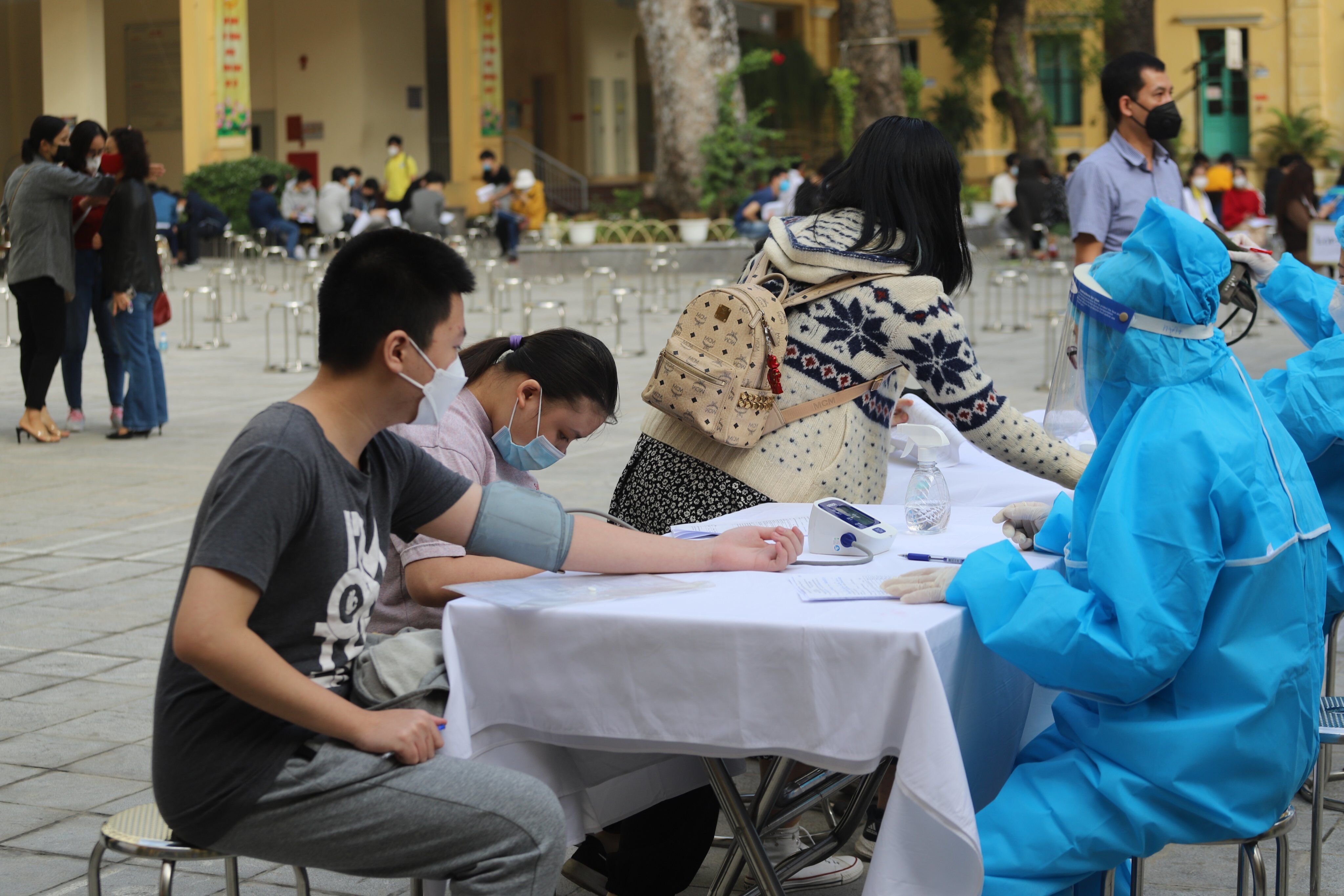 Đến chiều 26/11, nhiều quận, huyện đ&atilde; ho&agrave;n th&agrave;nh xong việc ti&ecirc;m vaccine cho trẻ từ 15 đến 17 tuổi v&agrave; chuẩn bị ti&ecirc;m cho trẻ từ 12 đến 14 tuổi.