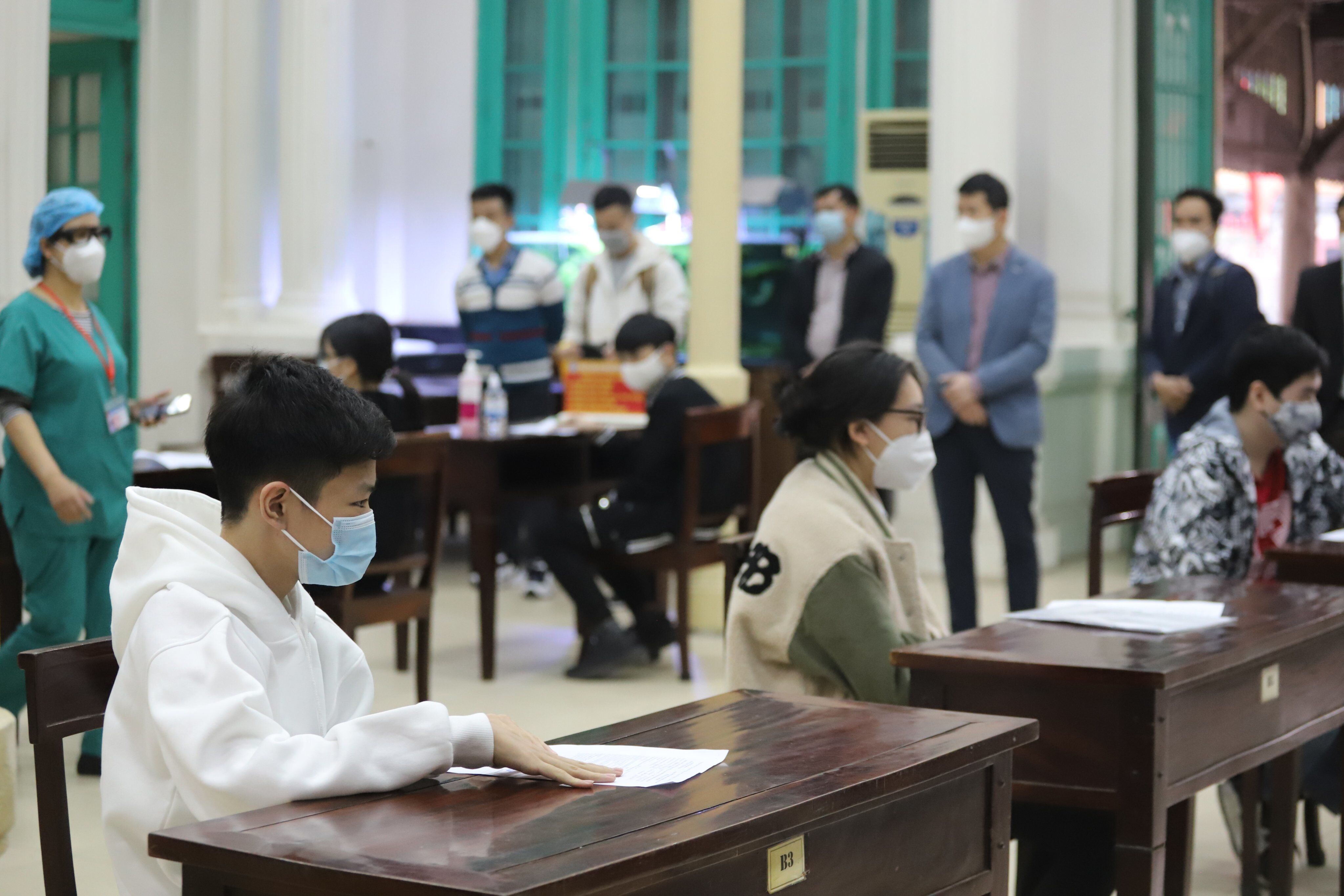 Tại trường THCS Trưng Vương (quận Ho&agrave;n Kiếm), gần 700 em học sinh khối 9 đ&atilde; được bố mẹ, người th&acirc;n đưa đến trường ti&ecirc;m mũi vaccine đầu ti&ecirc;n.