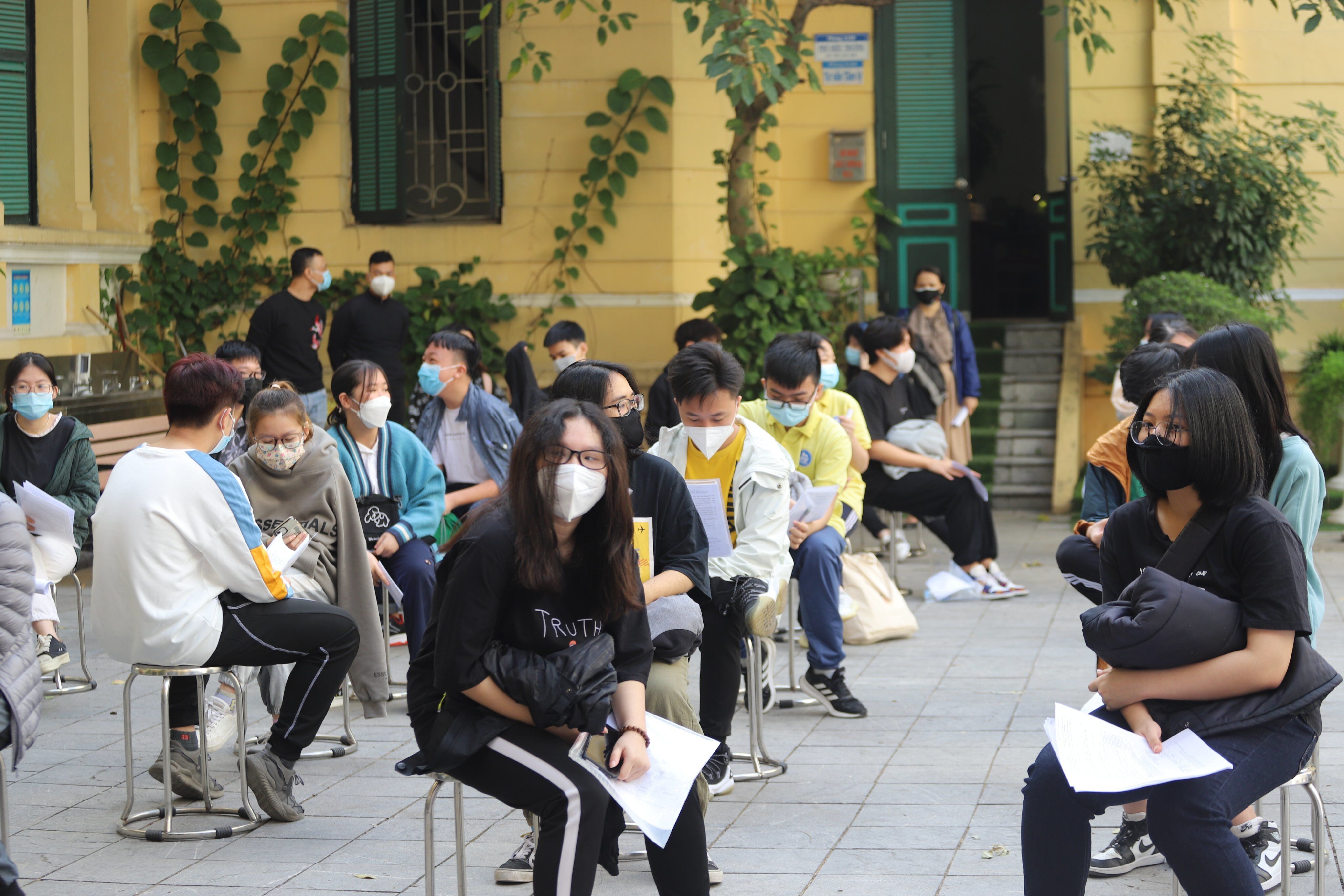 Để đảm bảo an to&agrave;n, Trường THCS Trưng Vương bố tr&iacute; cho học sinh ngồi gi&atilde;n c&aacute;ch theo thứ tự c&aacute;c lớp.