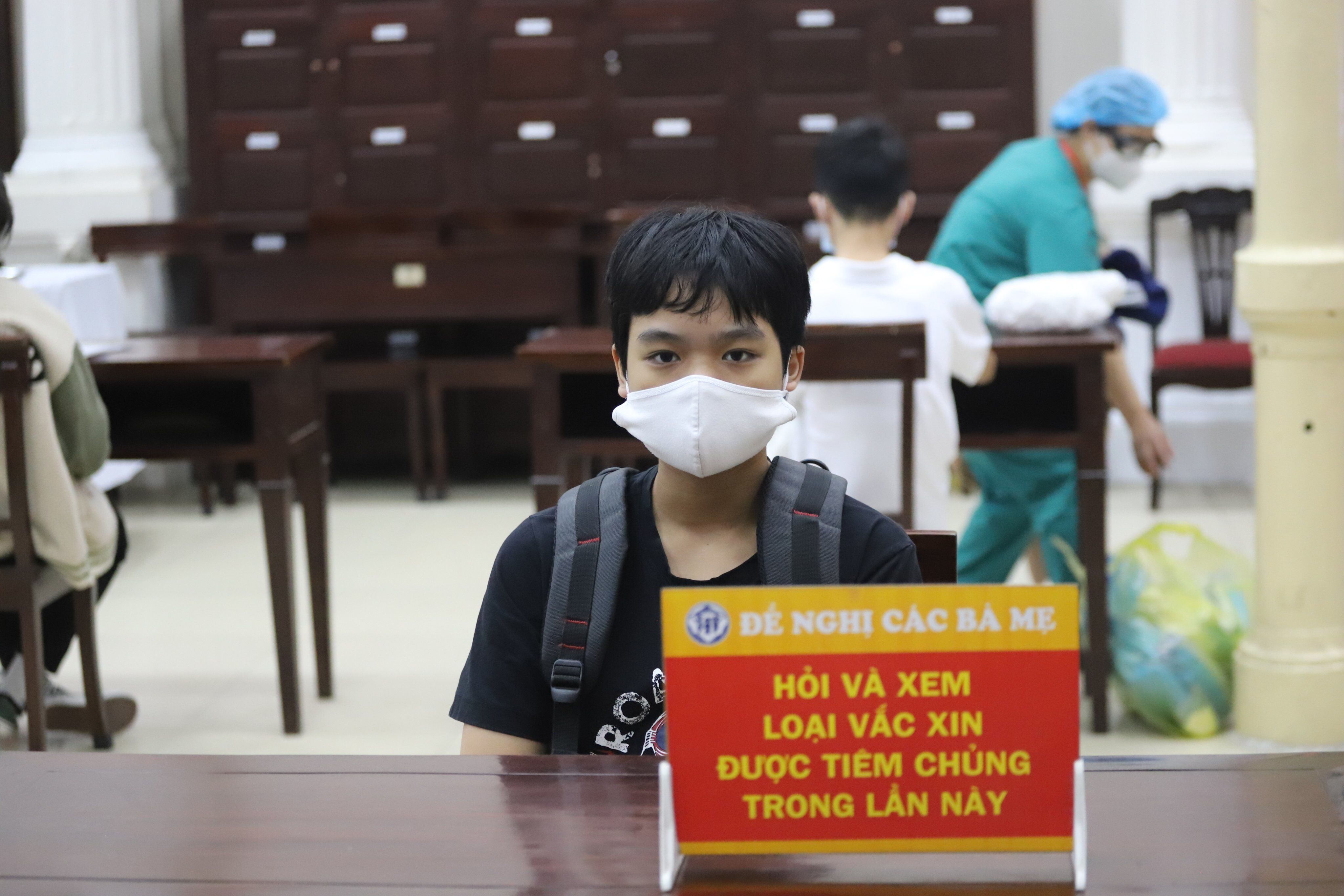 Những biển với d&ograve;ng chữ "đề nghị c&aacute;c b&agrave; mẹ hỏi v&agrave; xem loại vaccine được ti&ecirc;m trong lần n&agrave;y" cũng đ&atilde; được trường THCS Trưng Vương để tr&ecirc;n b&agrave;n để phụ huynh v&agrave; c&aacute;c em c&oacute; thể dễ d&agrave;ng đọc.