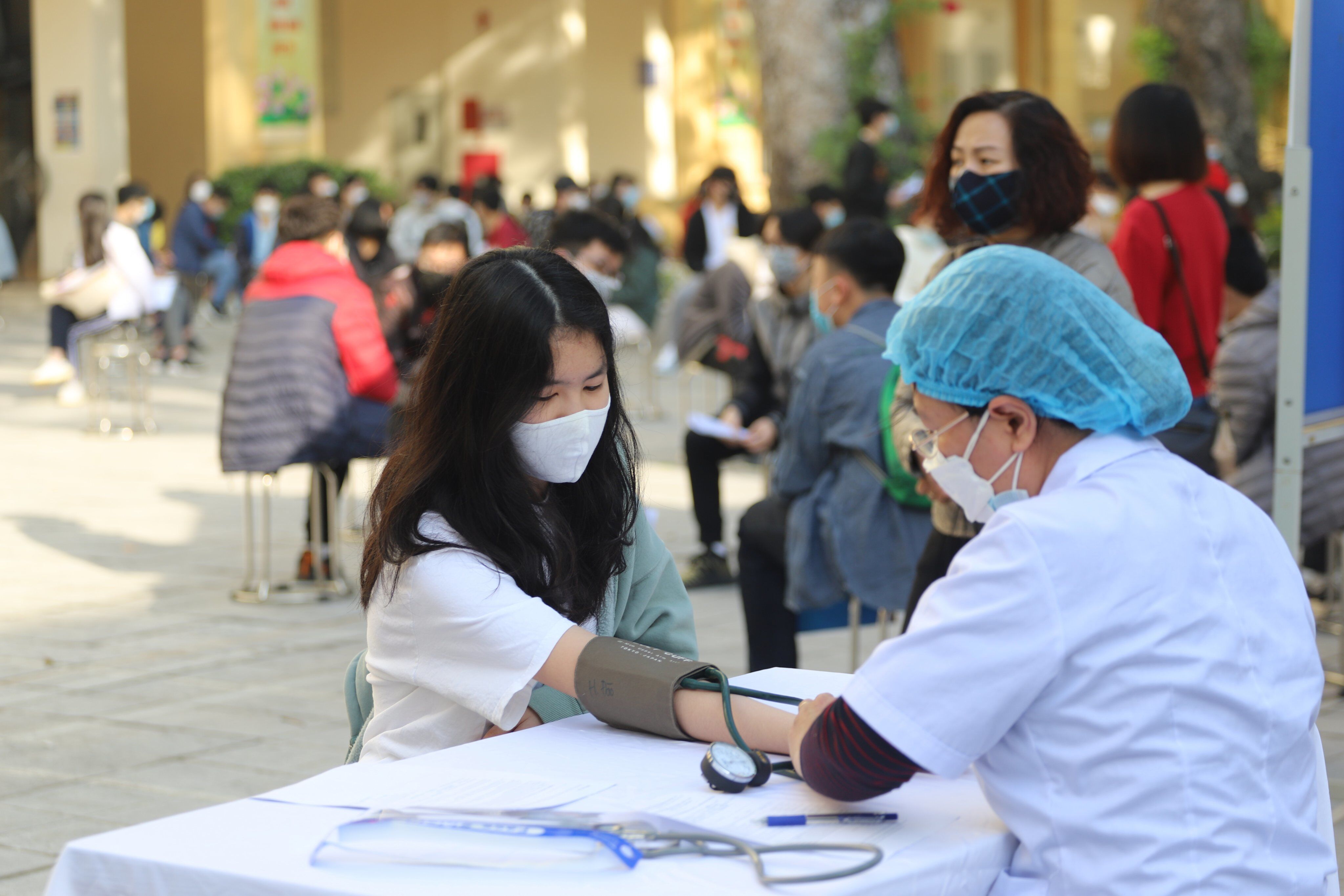 C&aacute;c học sinh đến trường THCS Trưng Vương ti&ecirc;m được chia theo từng nh&oacute;m lớp, với từng khung giờ, vị tr&iacute; kh&aacute;c nhau để đảm bảo c&ocirc;ng t&aacute;c ti&ecirc;m chủng được thuận lợi.