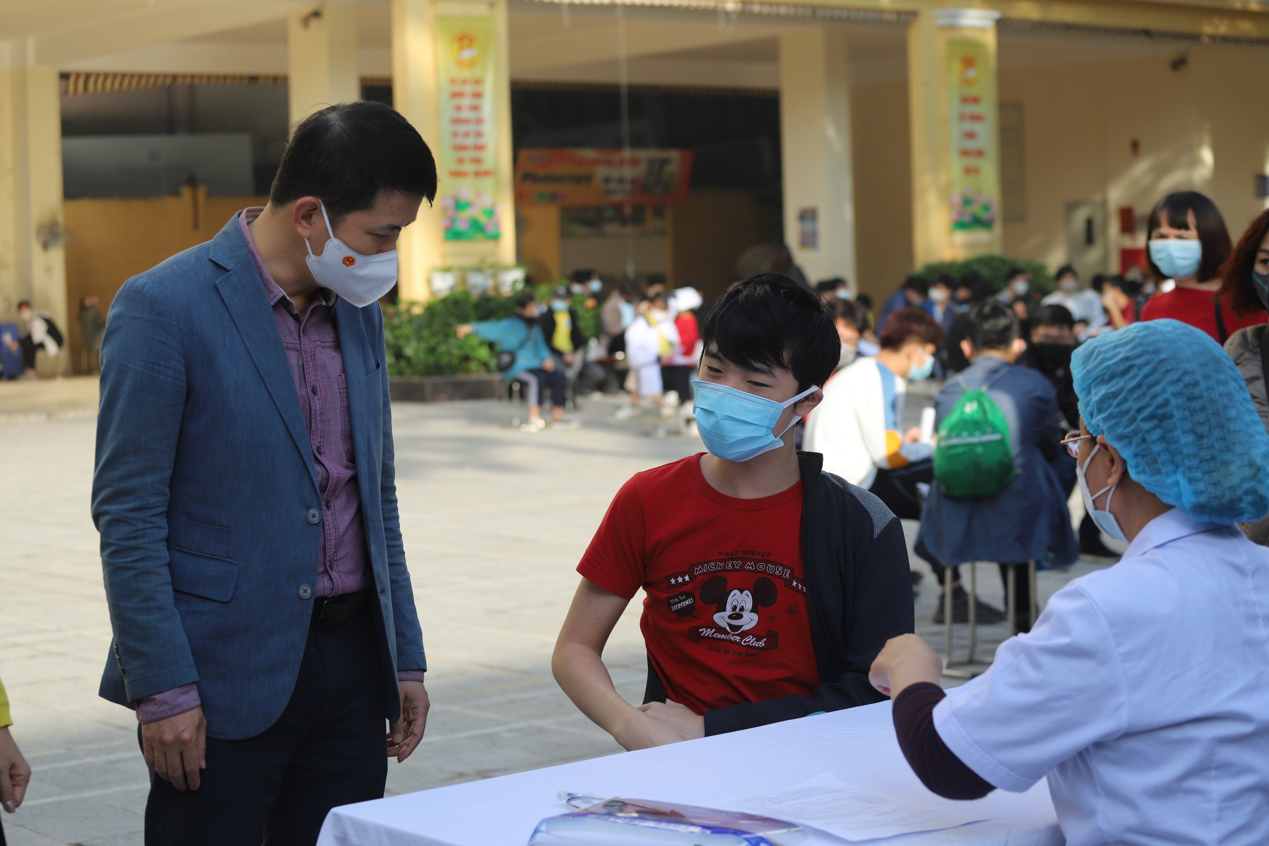 C&oacute; mặt tại trường THCS Trưng Vương, &ocirc;ng Phạm Tuấn Long - Chủ tịch UBND quận Ho&agrave;n Kiếm đ&atilde; trực tiếp chỉ đạo c&aacute;c tổ ứng trực, đội ngũ y tế, lực lượng chức năng đảm bảo an to&agrave;n trong qu&aacute; tr&igrave;nh ti&ecirc;m chủng, thực hiện nghi&ecirc;m c&ocirc;ng t&aacute;c ph&ograve;ng chống dịch bệnh theo đ&uacute;ng quy định.