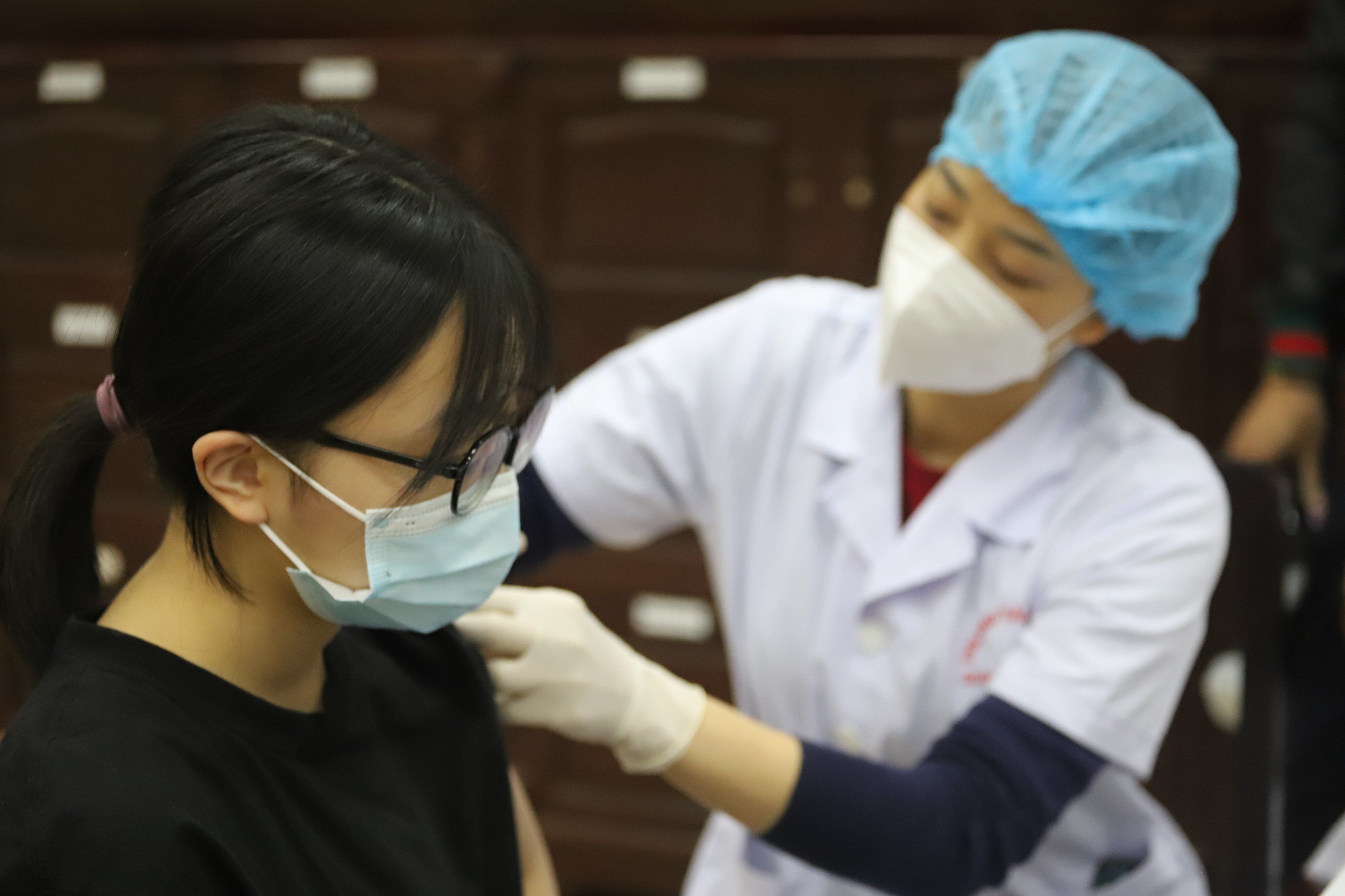 Theo kế hoạch của quận Ho&agrave;n Kiếm, trong h&ocirc;m nay, quận sẽ tiến h&agrave;nh ti&ecirc;m vaccine cho to&agrave;n bộ c&aacute;c đối tượng l&agrave; c&aacute;c em học sinh khối 9 (hơn 3.500 học sinh).