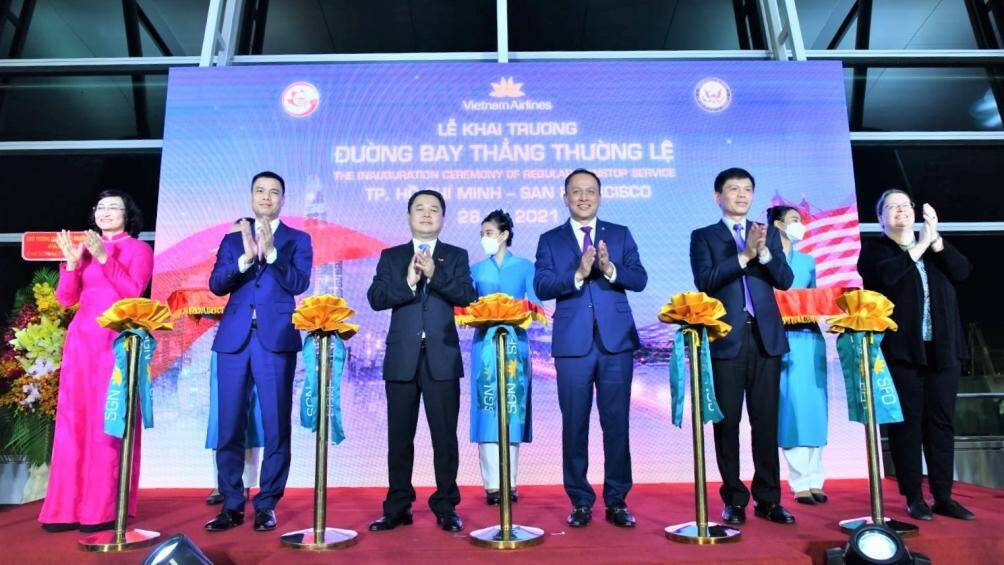 S&aacute;ng nay, chuyến bay mang số hiệu VN98 của H&atilde;ng h&agrave;ng kh&ocirc;ng Quốc gia Việt Nam - Vietnam Airlines đ&atilde; hạ c&aacute;nh tại s&acirc;n bay San Francisco, trở th&agrave;nh chuyến bay lịch sử đ&aacute;nh dấu sự kiện đường bay thẳng thương mại thường lệ giữa Việt Nam v&agrave; Mỹ ch&iacute;nh thức được khai mở. Cho đến nay, Vietnam Airlines l&agrave; h&atilde;ng h&agrave;ng kh&ocirc;ng Việt Nam đầu ti&ecirc;n v&agrave; duy nhất khai th&aacute;c đường bay thẳng thường lệ đến Mỹ, đồng nghĩa với việc VN98 l&agrave; chuyến bay thường lệ đầu ti&ecirc;n trong lịch sử tr&ecirc;n đường bay giữa Việt Nam v&agrave; Mỹ do một h&atilde;ng h&agrave;ng kh&ocirc;ng Việt Nam thực hiện. Trong ảnh, c&aacute;c đại biểu cắt băng khai trương đường bay thẳng thường lệ Việt Nam - Mỹ của Vietnam Airlines.