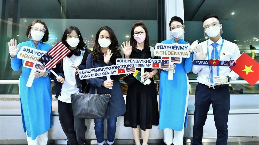 Những h&agrave;nh kh&aacute;ch đầu ti&ecirc;n tr&ecirc;n đường bay thường lệ đến Mỹ.