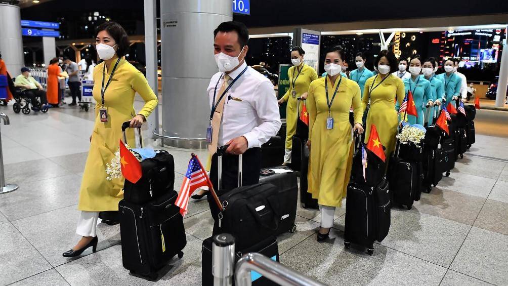 Tổ bay sẵn s&agrave;ng l&ecirc;n đường l&agrave;m nhiệm vụ đặc biệt.
Chuyến bay VN98 khởi h&agrave;nh từ s&acirc;n bay T&acirc;n Sơn Nhất l&uacute;c 20h57 ng&agrave;y 28/11 v&agrave; hạ c&aacute;nh tại s&acirc;n bay San Francisco l&uacute;c 19h42 ng&agrave;y 28/11 (giờ địa phương, tức 10h42 s&aacute;ng ng&agrave;y 29/11 giờ Việt Nam). Tổng thời gian bay thẳng kh&ocirc;ng điểm dừng từ TP.HCM đến San Francisco l&agrave; 13 tiếng 45 ph&uacute;t. Chuyến bay được thực hiện bằng t&agrave;u bay Boeing 787-9 Dreamliner, một trong những d&ograve;ng t&agrave;u bay th&acirc;n rộng hiện đại nhất thế giới của nh&agrave; sản xuất m&aacute;y bay Boeing (Mỹ). Đ&acirc;y cũng l&agrave; một trong c&aacute;c t&agrave;u bay c&oacute; tầm bay lớn nhất của Vietnam Airlines - yếu tố quan trọng g&oacute;p phần thực hiện th&agrave;nh c&ocirc;ng h&agrave;nh tr&igrave;nh bay d&agrave;i hơn 13.000km từ TP.HCM đến San Francisco.