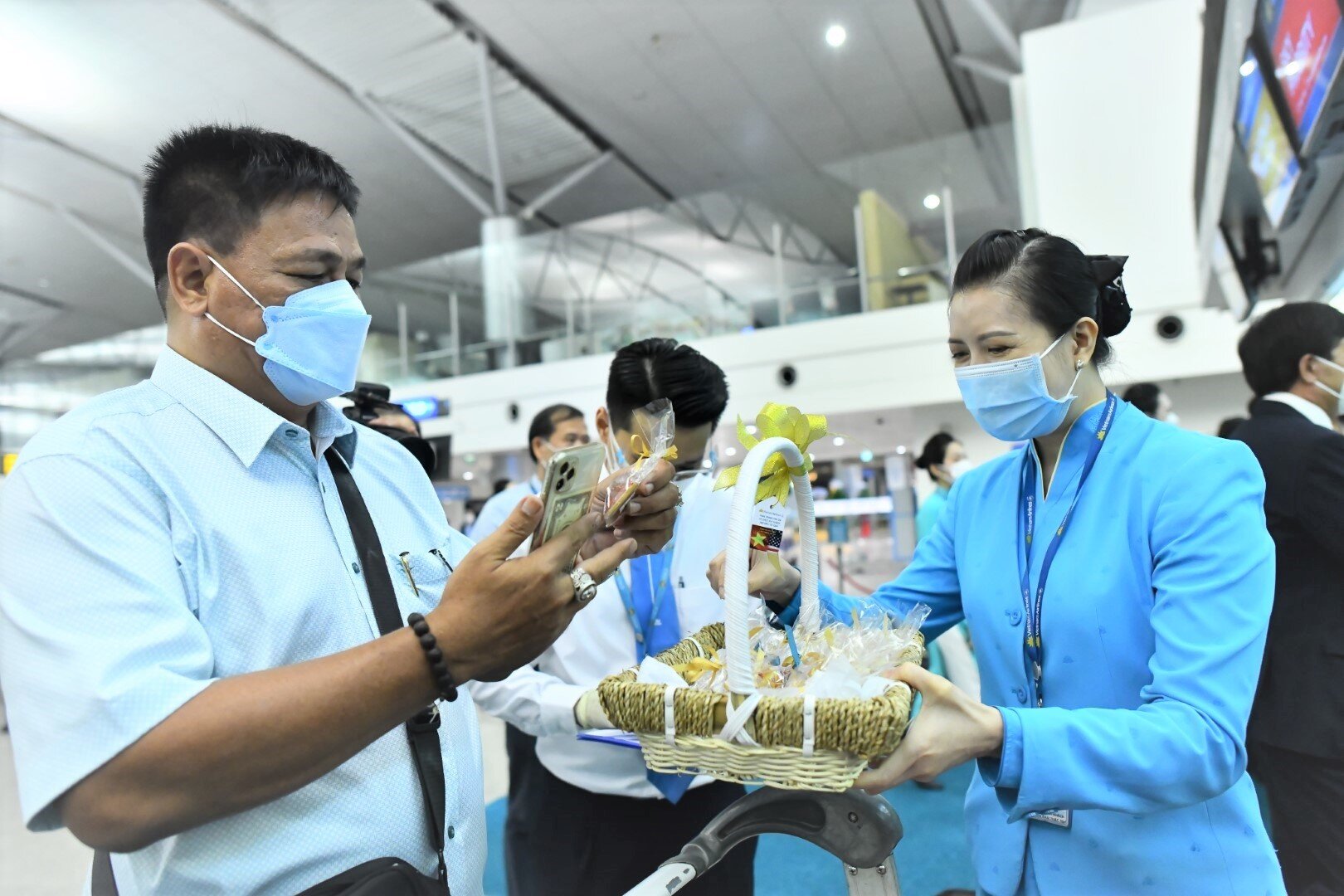 Một trong những điểm nhấn của chuyến bay l&agrave; suất ăn đặc biệt do Vietnam Airlines phối hợp c&ugrave;ng Đại sứ qu&aacute;n, L&atilde;nh sự qu&aacute;n Mỹ, Bộ N&ocirc;ng nghiệp Mỹ v&agrave; c&aacute;c Hiệp hội n&ocirc;ng sản của Mỹ tại Việt Nam chuẩn bị để d&agrave;nh tặng h&agrave;nh kh&aacute;ch. Suất ăn gồm c&aacute;c đặc sản chất lượng cao v&agrave; gi&agrave;u dinh dưỡng được sản xuất v&agrave; chế biến tại Mỹ như rượu vang, ph&ocirc;-mai, nho California; t&aacute;o Washington; việt quất v&agrave; hạt hồ đ&agrave;o Mỹ. Ngo&agrave;i suất ăn n&agrave;y, h&agrave;nh kh&aacute;ch tr&ecirc;n chuyến bay c&ograve;n được phục vụ 02 bữa ăn ch&iacute;nh v&agrave; 1 bữa ăn nhẹ kh&aacute;c.