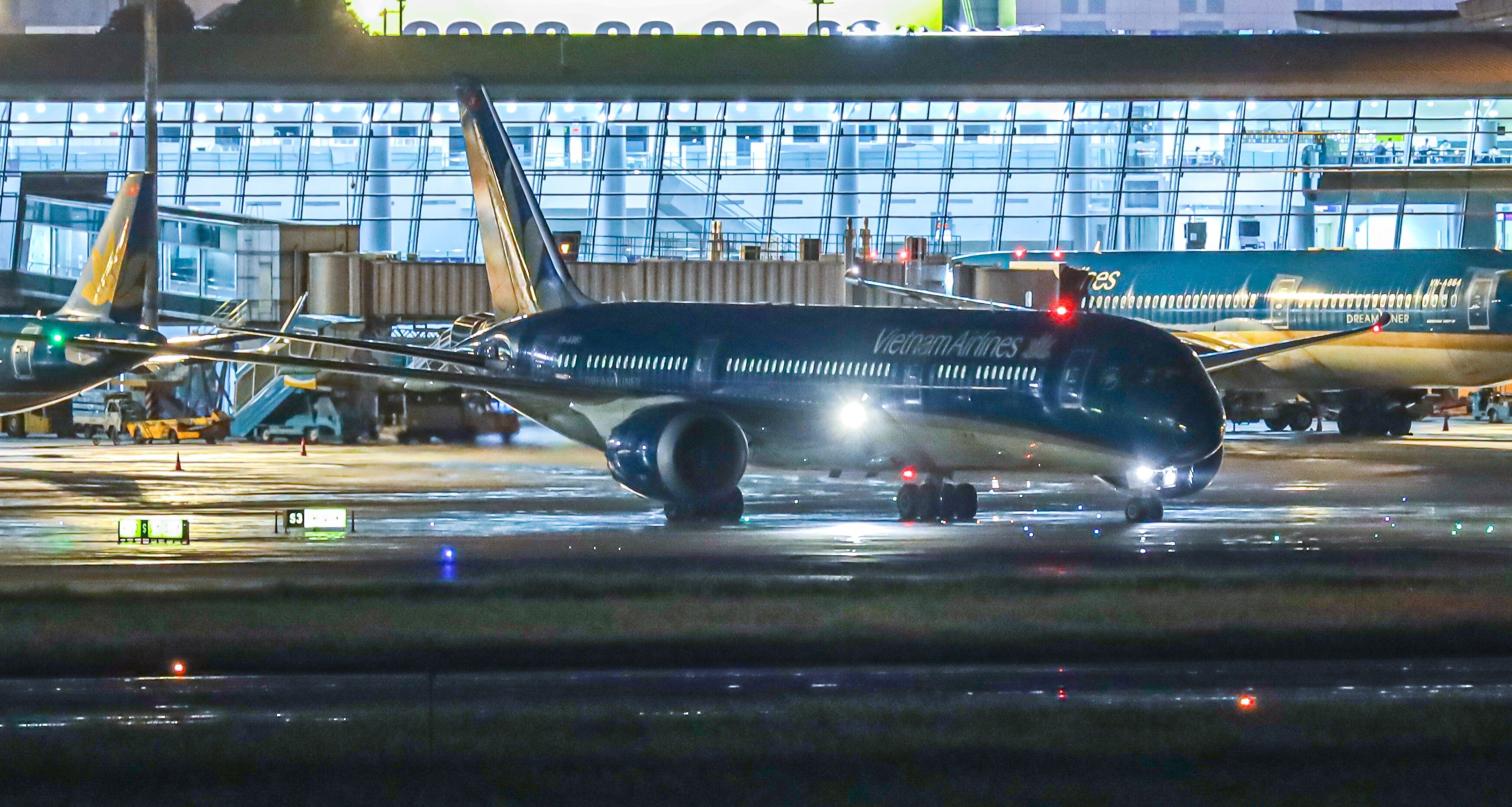 T&agrave;u bay lăn b&aacute;nh, chuẩn bị cất c&aacute;nh từ s&acirc;n bay T&acirc;n Sơn Nhất. Hiện nay Mỹ l&agrave; một trong những nước c&oacute; số lượng Việt kiều v&agrave; du học sinh Việt Nam lớn nhất thế giới. Thị trường h&agrave;ng kh&ocirc;ng Việt - Mỹ ước đạt 1,4 triệu lượt kh&aacute;ch v&agrave;o năm 2019, tăng trưởng trung b&igrave;nh 8%/năm giai đoạn 2017-2019. Đ&acirc;y l&agrave; thị trường c&oacute; dung lượng đến Việt Nam lớn thứ 10 v&agrave; thị trường lớn nhất chưa c&oacute; đường bay thẳng đến Việt Nam trước đ&oacute;.