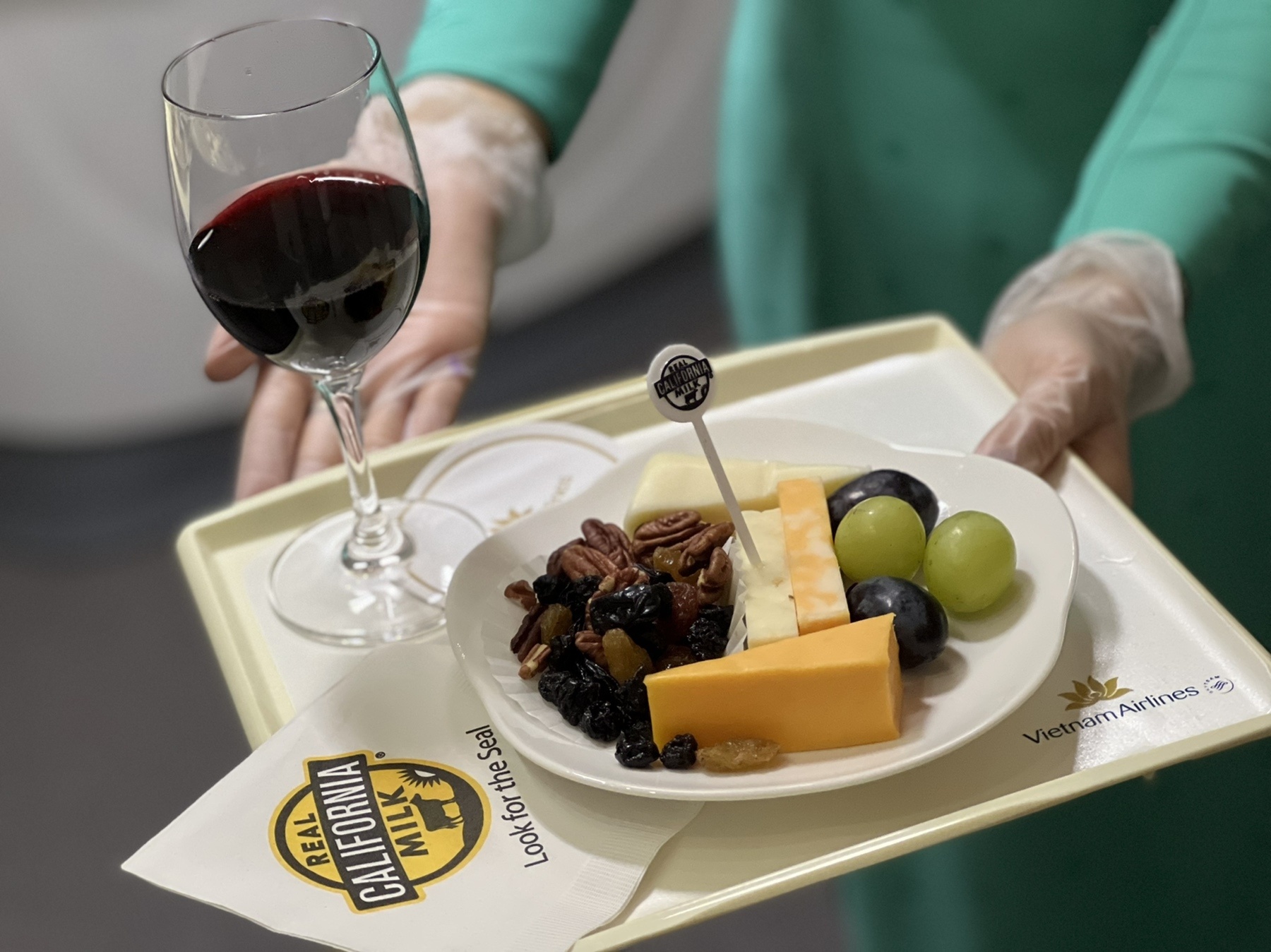 Suất ăn đặc biệt d&agrave;nh ri&ecirc;ng cho h&agrave;nh kh&aacute;ch tr&ecirc;n chuyến bay VN98, trong đ&oacute; c&oacute; nhiều n&ocirc;ng phẩm l&agrave; đặc sản của Mỹ.