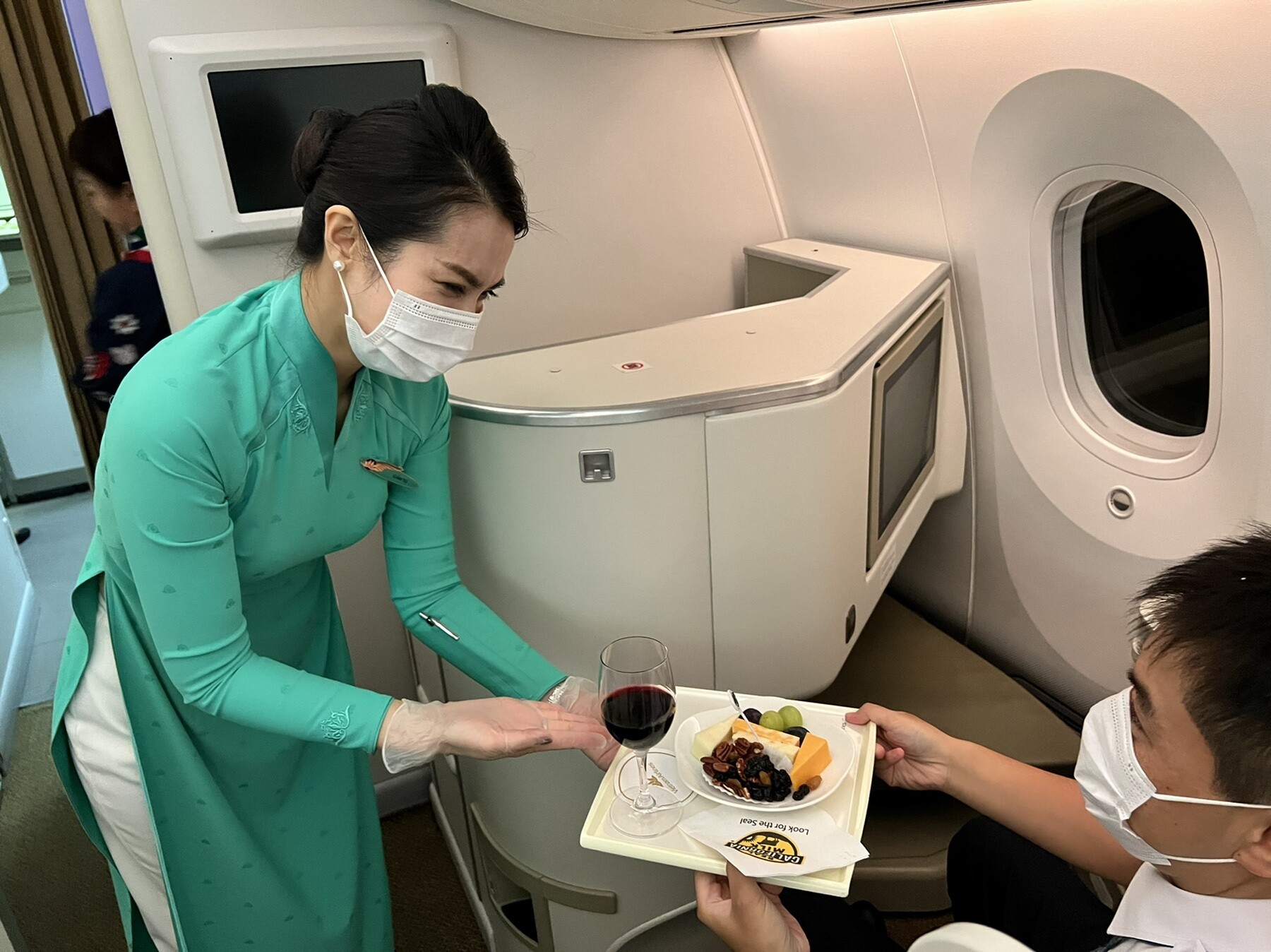 Một trong những điểm nhấn của chuyến bay l&agrave; suất ăn đặc biệt do Vietnam Airlines phối hợp c&ugrave;ng Đại sứ qu&aacute;n, L&atilde;nh sự qu&aacute;n Mỹ, Bộ N&ocirc;ng nghiệp Mỹ v&agrave; c&aacute;c Hiệp hội n&ocirc;ng sản của Mỹ tại Việt Nam chuẩn bị để d&agrave;nh tặng h&agrave;nh kh&aacute;ch. Suất ăn gồm c&aacute;c đặc sản chất lượng cao v&agrave; gi&agrave;u dinh dưỡng được sản xuất v&agrave; chế biến tại Mỹ như rượu vang, ph&ocirc;-mai, nho California; t&aacute;o Washington; việt quất v&agrave; hạt hồ đ&agrave;o Mỹ. Ngo&agrave;i suất ăn n&agrave;y, h&agrave;nh kh&aacute;ch tr&ecirc;n chuyến bay c&ograve;n được phục vụ 02 bữa ăn ch&iacute;nh v&agrave; 1 bữa ăn nhẹ kh&aacute;c.