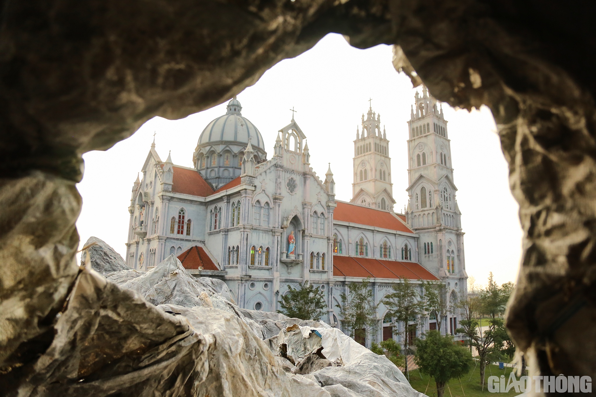 Trong &iacute;t ng&agrave;y tới, hang đ&aacute; khổng lồ ở gi&aacute;o xứ Văn Hạnh sẽ được trang tr&iacute; đ&egrave;n, hoa lộng lẫy để ch&agrave;o đ&oacute;n một m&ugrave;a gi&aacute;ng sinh mới.