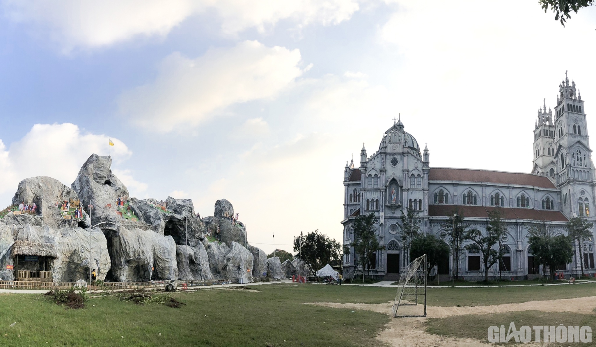 Những ng&agrave;y n&agrave;y, b&agrave; con gi&aacute;o d&acirc;n gi&aacute;o xứ Văn Hạnh v&agrave; gi&aacute;o xứ An Nhi&ecirc;n (ở TP H&agrave; Tĩnh) đang tất bật ng&agrave;y đ&ecirc;m x&acirc;y dựng hang đ&aacute; khổng lồ ch&agrave;o đ&oacute;n lễ Gi&aacute;ng sinh năm 2021.