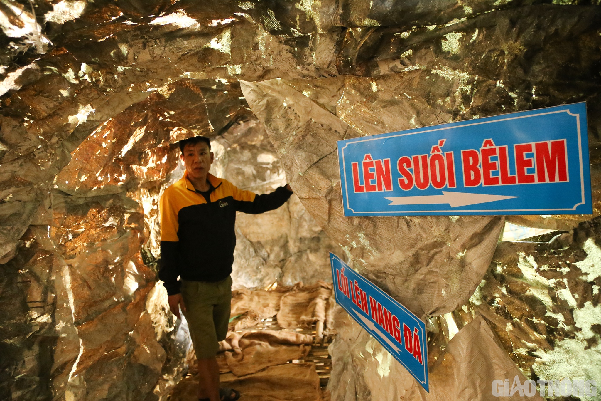 Anh Nguyễn Văn Do&atilde;n (ở x&oacute;m Bắc Ph&uacute;) cho biết: Gi&aacute;o xứ Văn Hạnh c&oacute; 6 x&oacute;m v&agrave; theo th&ocirc;ng lệ mỗi năm một x&oacute;m sẽ đảm nhận việc x&acirc;y dựng hang đ&aacute;.