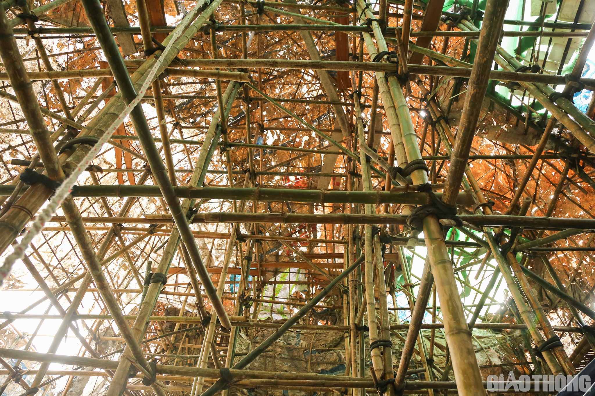 &ldquo;Hang đ&aacute; được x&acirc;y dựng bằng vật liệu chủ yếu l&agrave; tre, m&eacute;t v&agrave; vỏ bao xi măng. Để c&oacute; một hang đ&aacute; đẹp v&agrave; độc đ&aacute;o, trước khi x&acirc;y dựng, x&oacute;m phải th&agrave;nh lập tổ kỹ thuật với những người c&oacute; kinh nghiệm để b&agrave;n bạc việc thiết kế h&igrave;nh d&aacute;ng cũng như đảm bảo c&aacute;c yếu tố an to&agrave;n trong qu&aacute; tr&igrave;nh triển khai c&ocirc;ng việc&rdquo;, anh Hạnh cho biết th&ecirc;m.