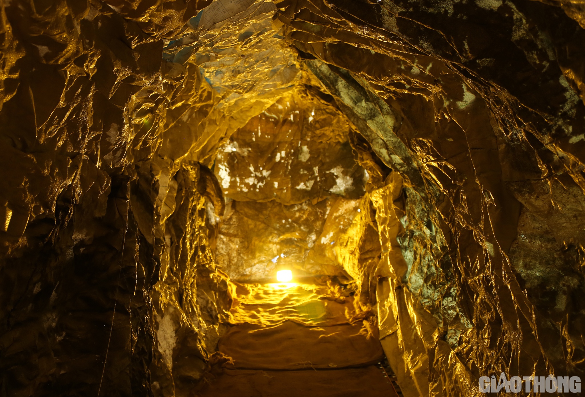 Trong khi đ&oacute;, anh Nguyễn Việt Đức (cũng ở x&oacute;m Bắc Ph&uacute;, gi&aacute;o xứ Văn Hạnh) cho biết th&ecirc;m: Để ho&agrave;n thiện phần th&ocirc; hang đ&aacute; như thế n&agrave;y, người d&acirc;n đ&atilde; chuẩn bị 3.000 c&acirc;y tre m&eacute;t, h&agrave;ng ng&agrave;n vỏ bao xi măng v&agrave; mất 15 ng&agrave;y thi c&ocirc;ng li&ecirc;n tục, trong đ&oacute; thời điểm cao nhất huy động hơn 50 người.