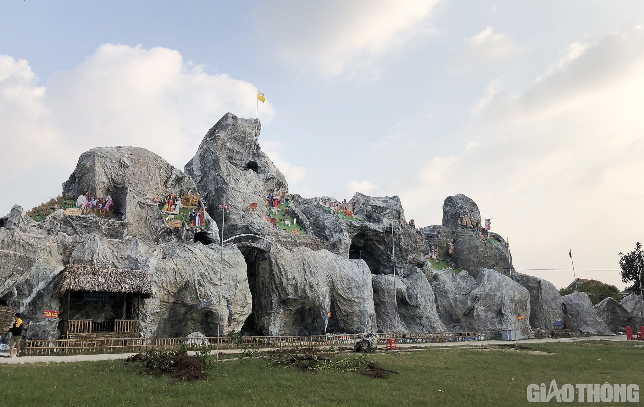 Hang đ&aacute; ở gi&aacute;o xứ Văn Hạnh (x&atilde; Thạch Trung, TP H&agrave; Tĩnh) được x&acirc;y dựng với k&iacute;ch thước d&agrave;i khoảng 85m, cao 23m v&agrave; rộng 15m. Hang đ&aacute; khổng lồ n&agrave;y được dựng ở b&atilde;i đất trống ngay ph&iacute;a trước nh&agrave; thờ gi&aacute;o xứ.