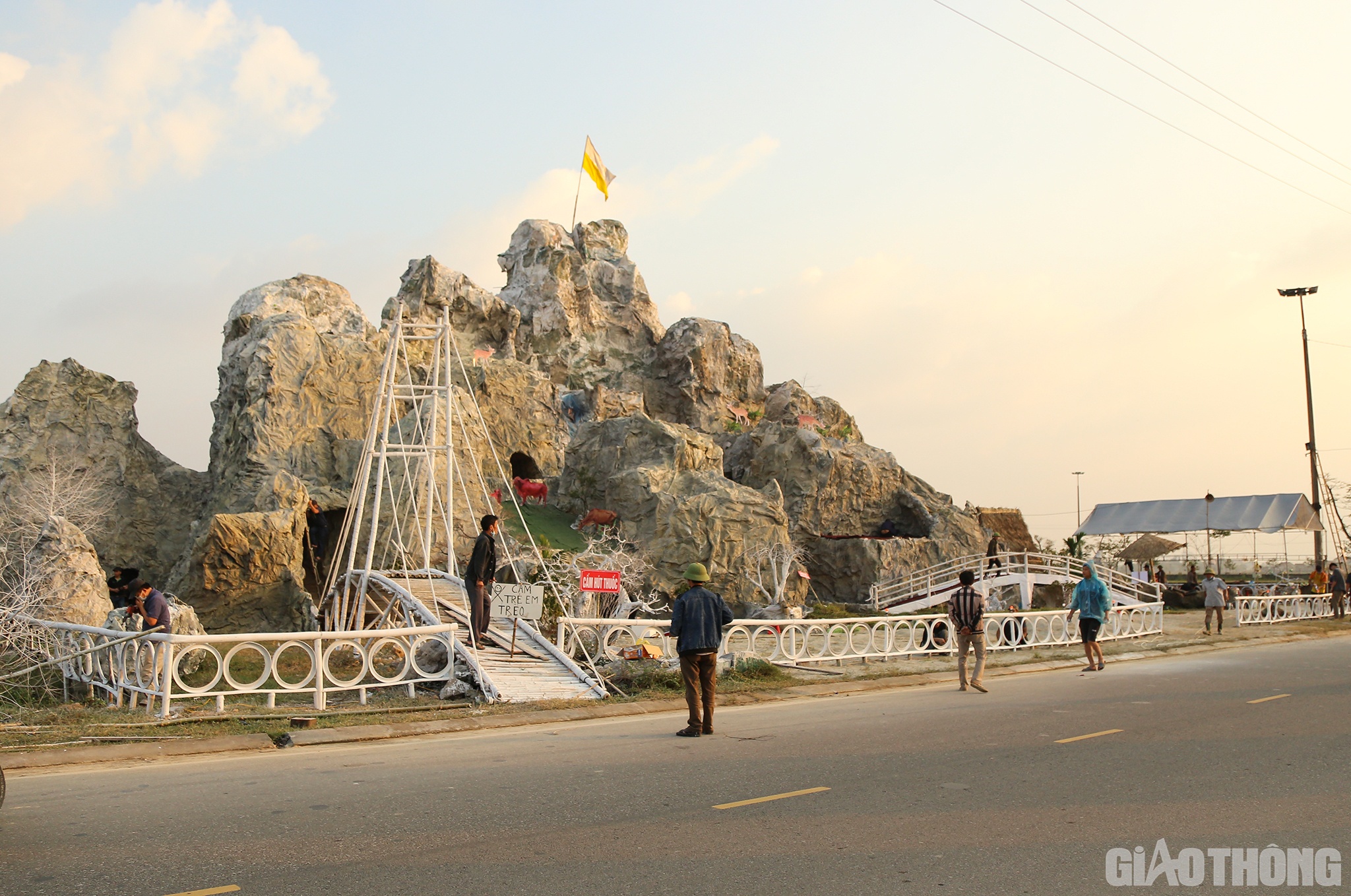 Ở c&aacute;ch đ&oacute; kh&ocirc;ng xa, người d&acirc;n x&oacute;m An B&igrave;nh của gi&aacute;o xứ An Nhi&ecirc;n (ở x&atilde; Thạch Hạ, TP H&agrave; Tĩnh) cũng đang ho&agrave;n thiện hang đ&aacute; cho gi&aacute;o xứ m&igrave;nh.