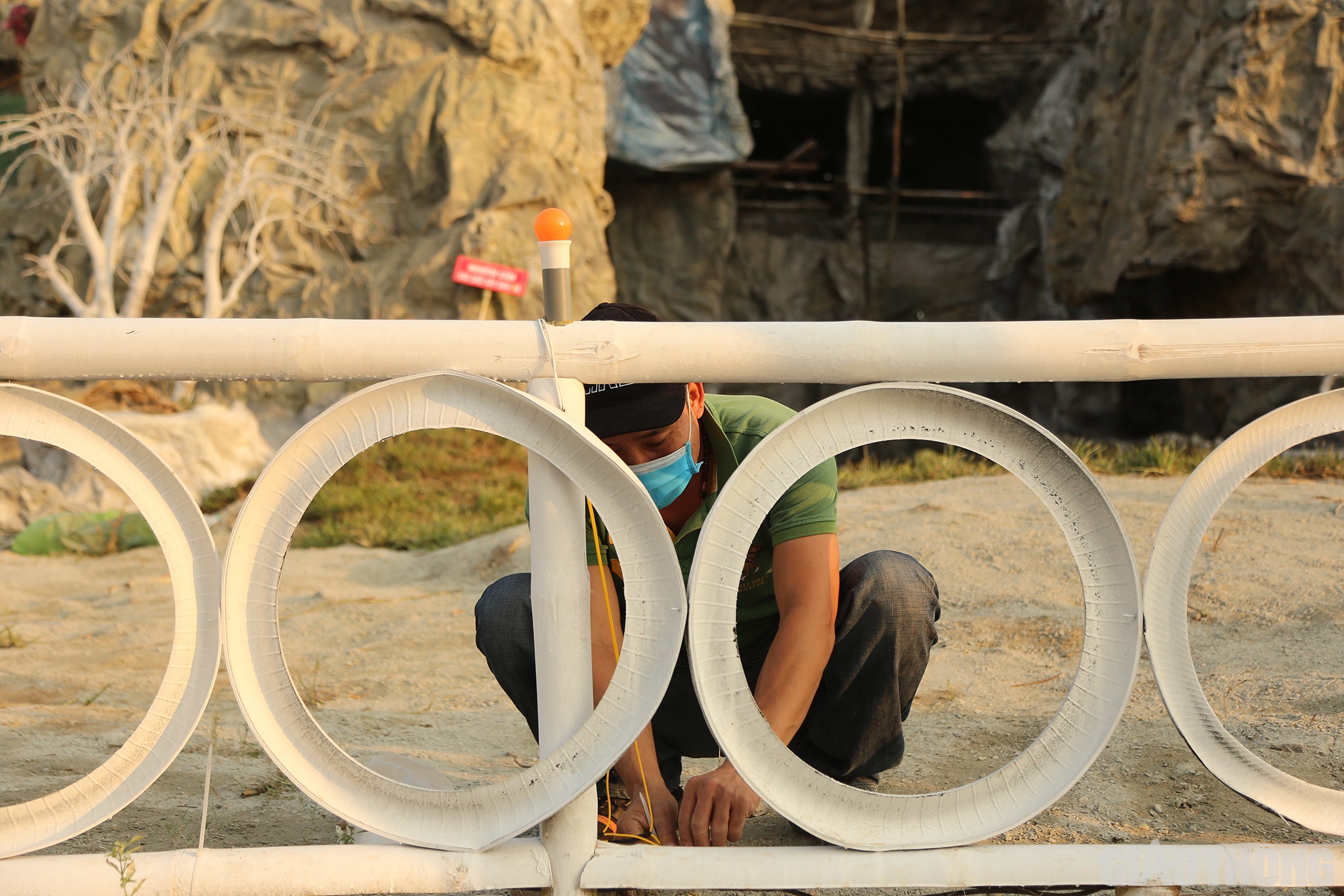 Anh V&otilde; Long x&oacute;m An B&igrave;nh cho biết: Gi&aacute;o xứ An Nhi&ecirc;n c&oacute; 5 x&oacute;m v&agrave; năm nay x&oacute;m An B&igrave;nh nhận nhiệm vụ x&acirc;y dựng hang đ&aacute;. L&agrave; gi&aacute;o d&acirc;n, ai cũng cảm thấy vinh hạnh khi được tự tay x&acirc;y dựng hang đ&aacute; ch&agrave;o đ&oacute;n gi&aacute;ng sinh cho gi&aacute;o xứ m&igrave;nh.