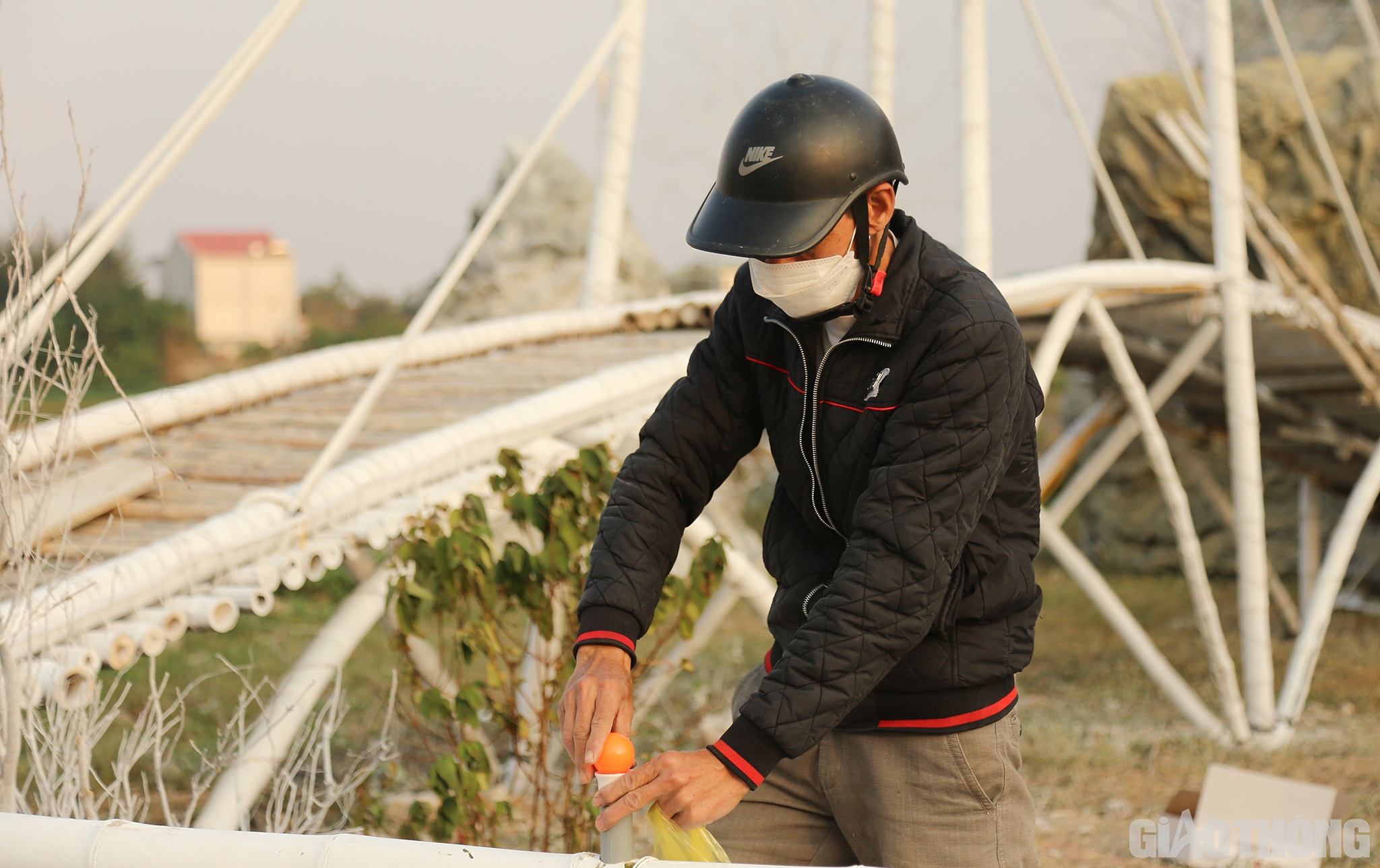 Trong khi anh Long đang mắc d&acirc;y điện th&igrave; một người d&acirc;n kh&aacute;c đang lắp c&aacute;c b&oacute;ng đ&egrave;n nhiều m&agrave;u sắc&hellip; V&agrave; d&ugrave; l&agrave; l&agrave;m việc g&igrave;, người d&acirc;n đều thực hiện cẩn thận, tỉ mỉ vừa đảm bảo t&iacute;nh thẩm mĩ v&agrave; độ an to&agrave;n cao.