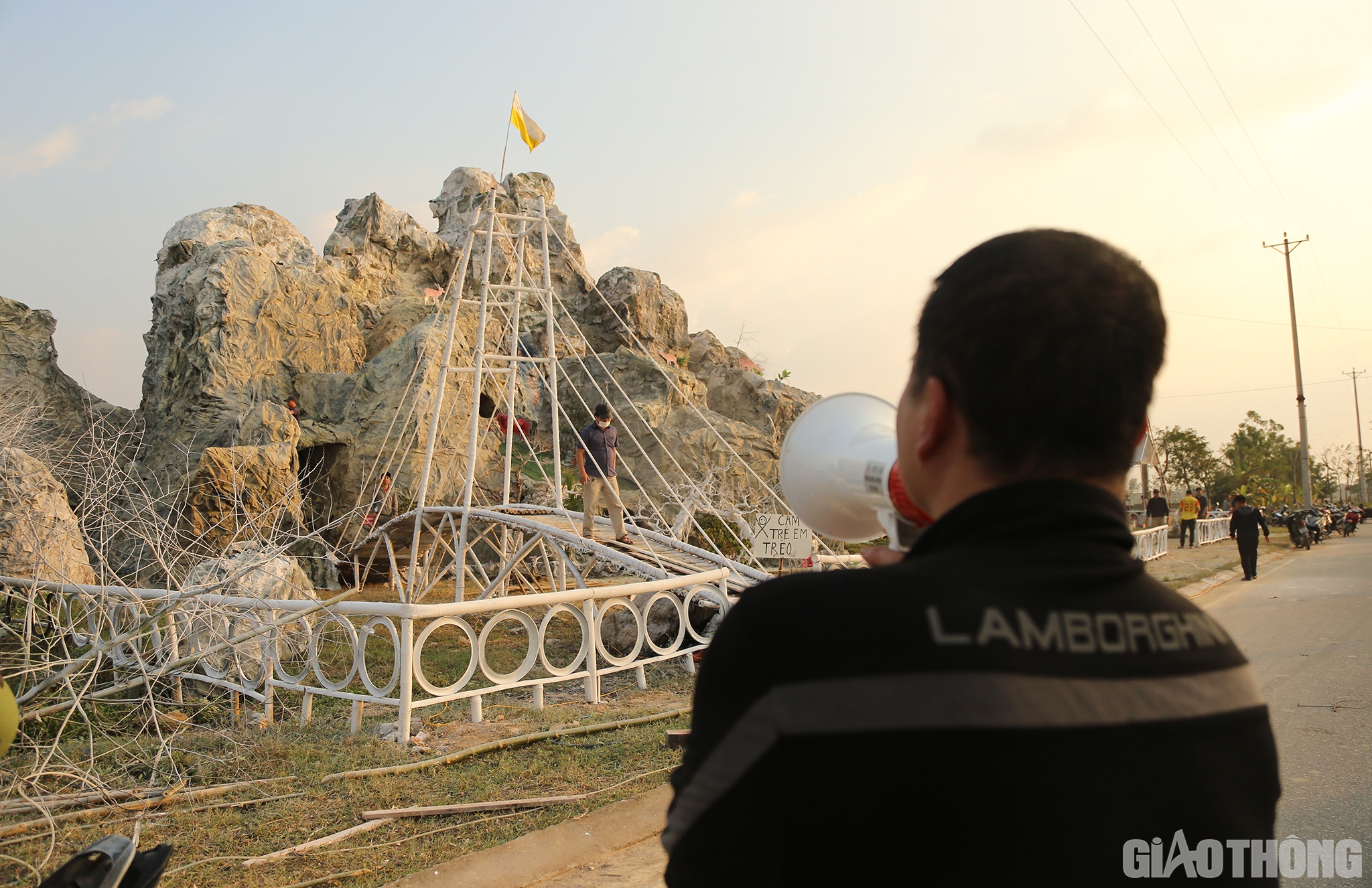 Để việc x&acirc;y dựng được diễn ra đồng bộ, an to&agrave;n&hellip; b&ecirc;n ngo&agrave;i lu&ocirc;n c&oacute; 1 &ldquo;kỹ sư&rdquo; sử dụng loa cầm tay để chỉ đạo, điều h&agrave;nh việc thi c&ocirc;ng.