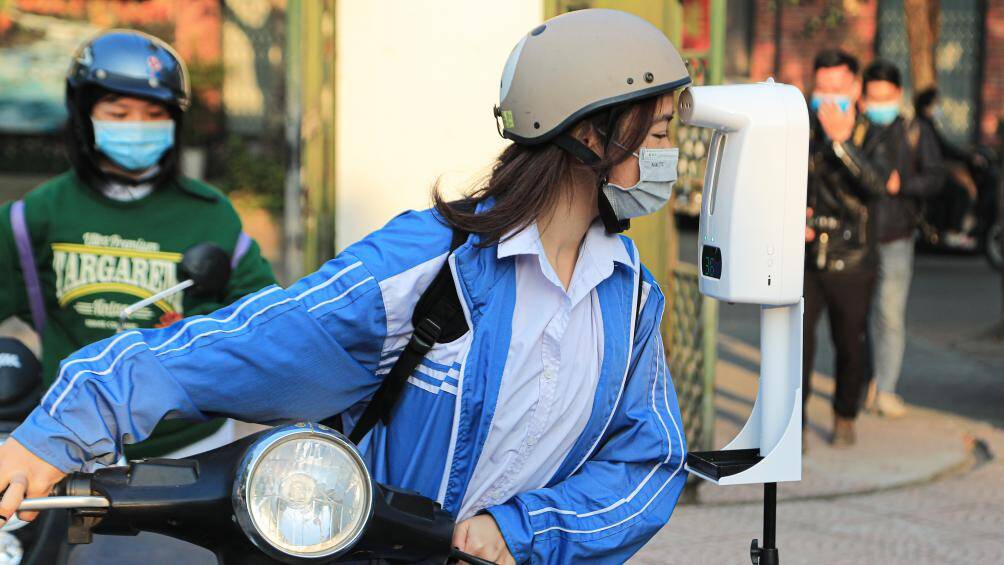 Trường THPT Cầu Giấy trang bị nhiết kế tự động đo th&acirc;n nhiệt của c&aacute;c em học sinh.