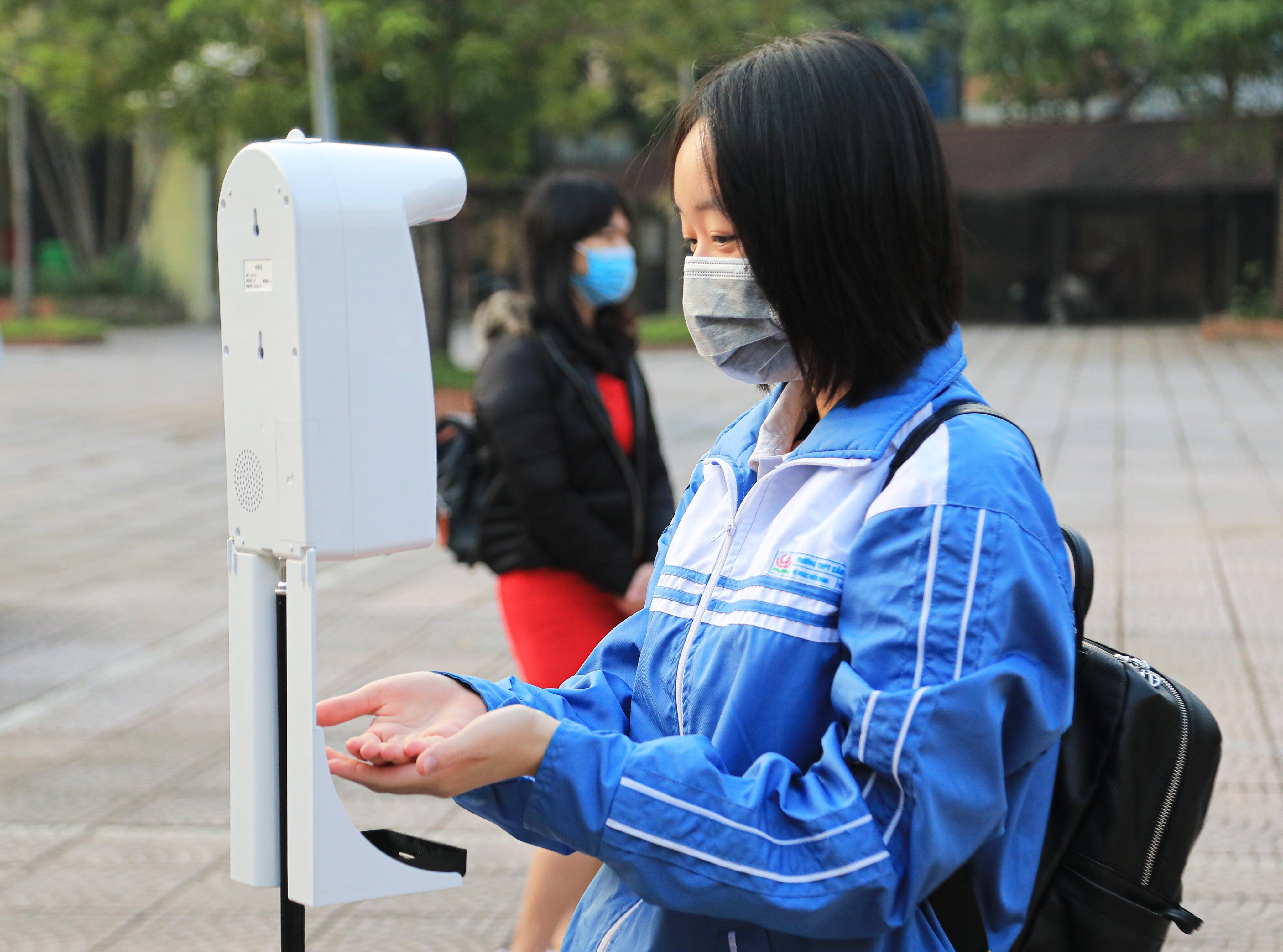 Em Vũ Ngọc Hiền Minh, lớp 12A3 trường THPT Cầu Giấy chia sẻ: "Em rất vui v&igrave; được gặp lại thầy c&ocirc;, bạn b&egrave; sau nhiều th&aacute;ng phải học trực tuyến. H&ocirc;m nay em đ&atilde; dậy từ sớm để chuẩn bị đồ d&ugrave;ng học tập cho c&aacute;c tiết học".