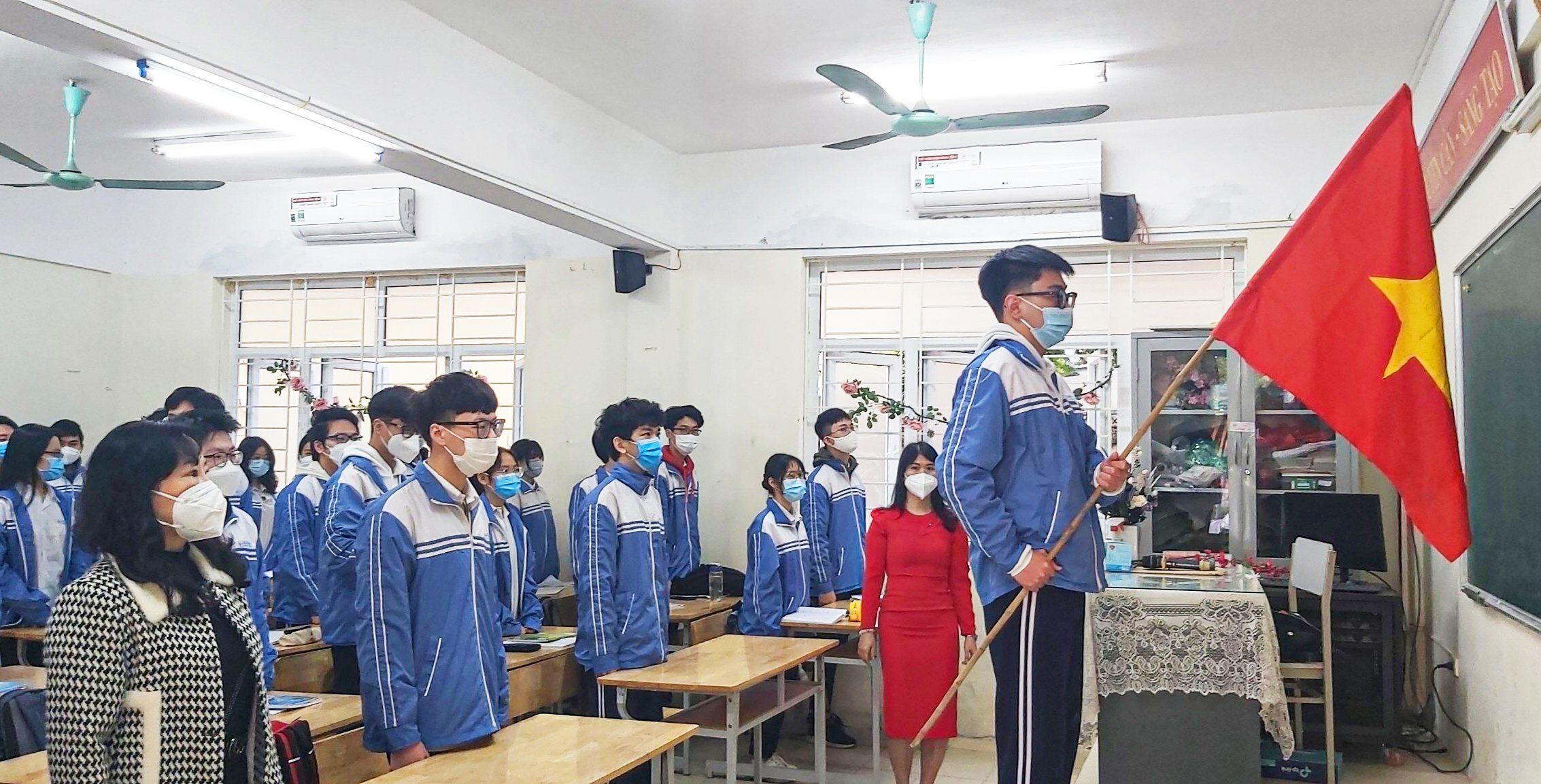 H&ocirc;m nay l&agrave; s&aacute;ng thứ 2 đầu tuần n&ecirc;n c&aacute;c em học sinh v&agrave; thầy c&ocirc; thực hiện nghi lễ ch&agrave;o cờ ở từng lớp.