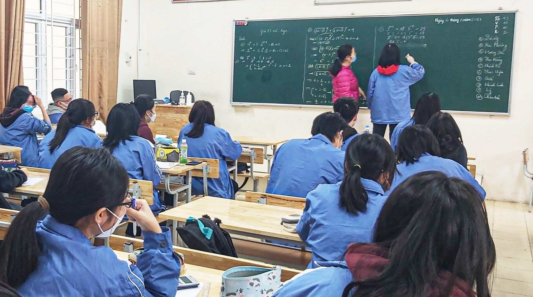 Thực hiện chỉ đạo của Sở GD&ĐT H&agrave; Nội, học sinh khối 12 trở lại trường học trực tiếp từ h&ocirc;m nay, nhưng thực hiện theo nguy&ecirc;n tắc: 50% học sinh đến trường v&agrave;o thứ hai, tư, s&aacute;u; 50% c&ograve;n lại đi học v&agrave;o thứ ba, năm, bảy.