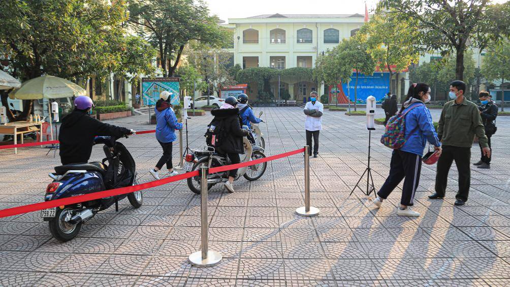 Để đảm bảo c&ocirc;ng t&aacute;c ph&ograve;ng chống dịch Covid-19, Sở Y tế H&agrave; Nội đ&atilde; c&oacute; hướng dẫn về phương &aacute;n xử l&yacute; c&aacute;c trường hợp nghi ngờ l&acirc;y nhiễm Covid-19, F1 v&agrave; F2 khi học sinh trở lại trường.