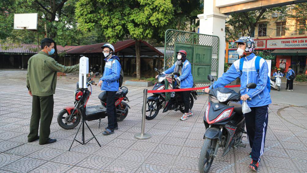 Theo ghi nhận của PV B&aacute;o Giao th&ocirc;ng tại Trường THPT Cầu Giấy (quận Cầu Giấy), nhiều học sinh đ&atilde; đến trường từ sớm.